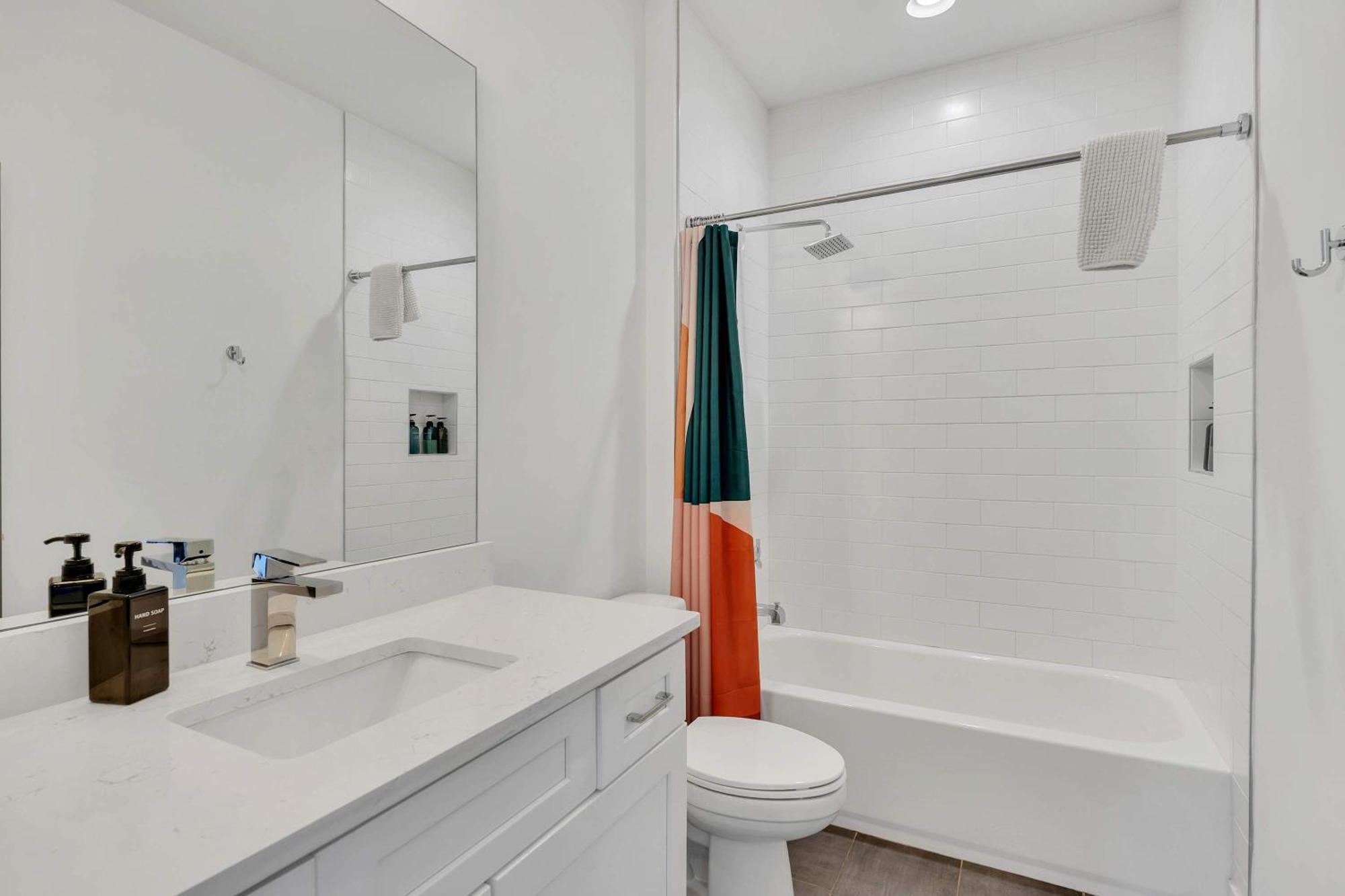 Large With Rooftop & Views Sleeps 12 *