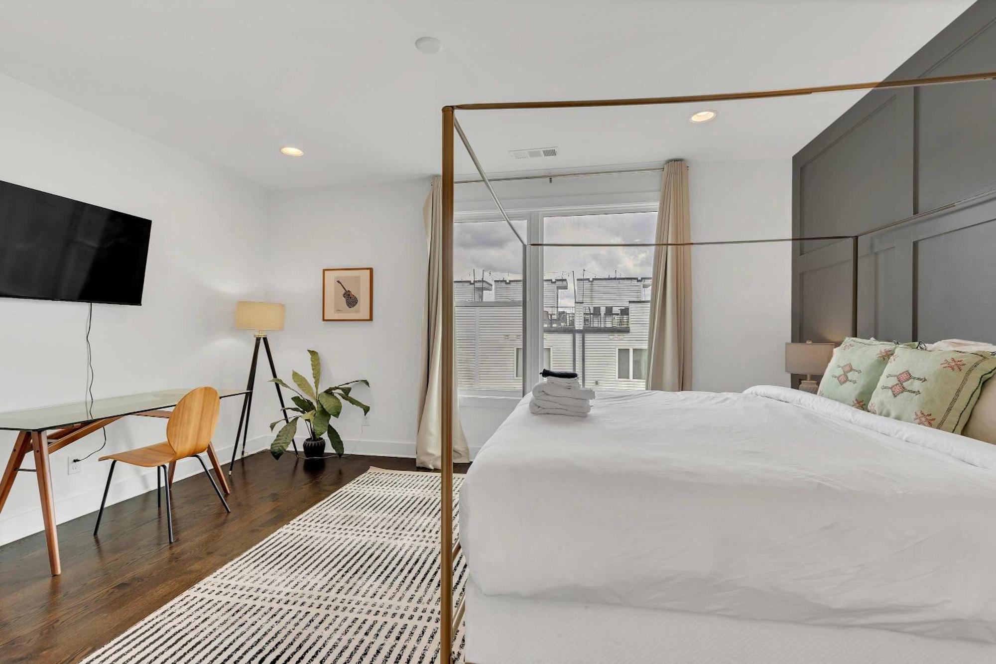 Holiday home Large With Rooftop & Views Sleeps 12 *