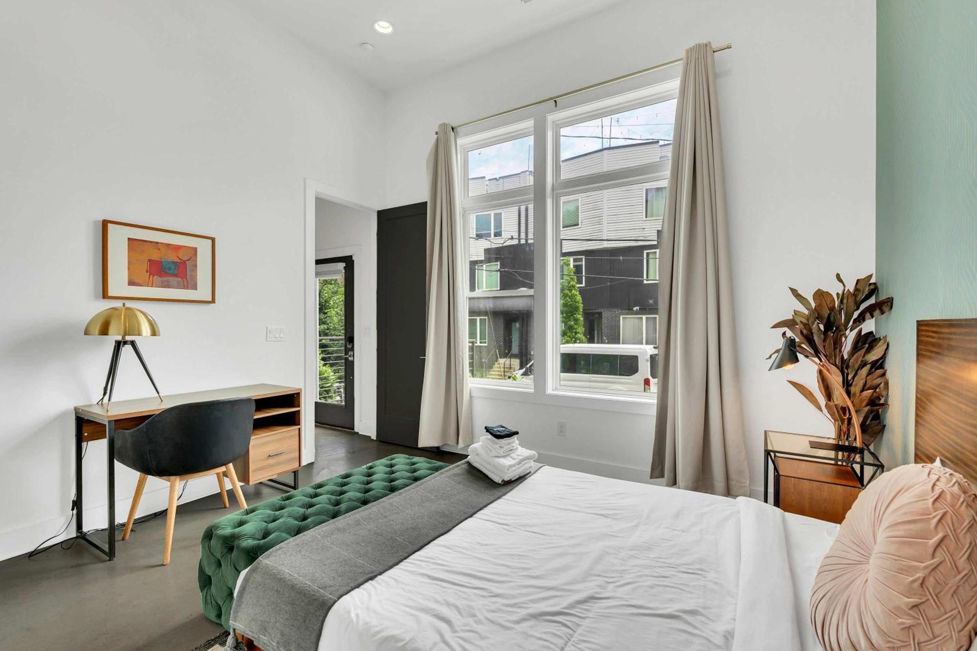 Holiday home 2 Lux Homes Huge Rooftop 2mi To Dt Sleeps 24