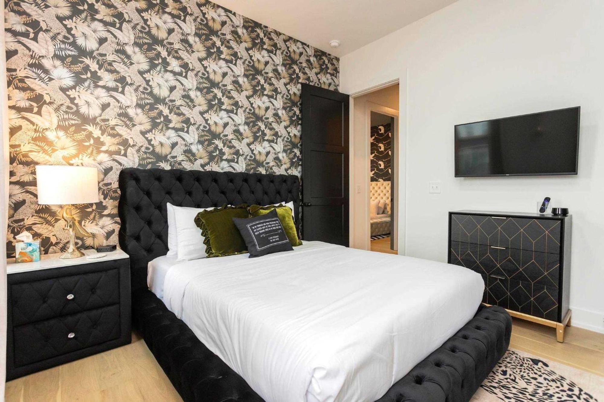 Rooftop Deck Hot Tub Fire Pit Sleeps 10 Holiday home Nashville