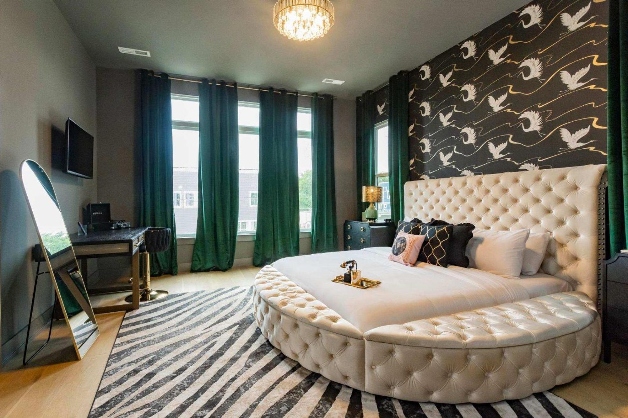 Rooftop Deck Hot Tub Fire Pit Sleeps 10 Holiday home *