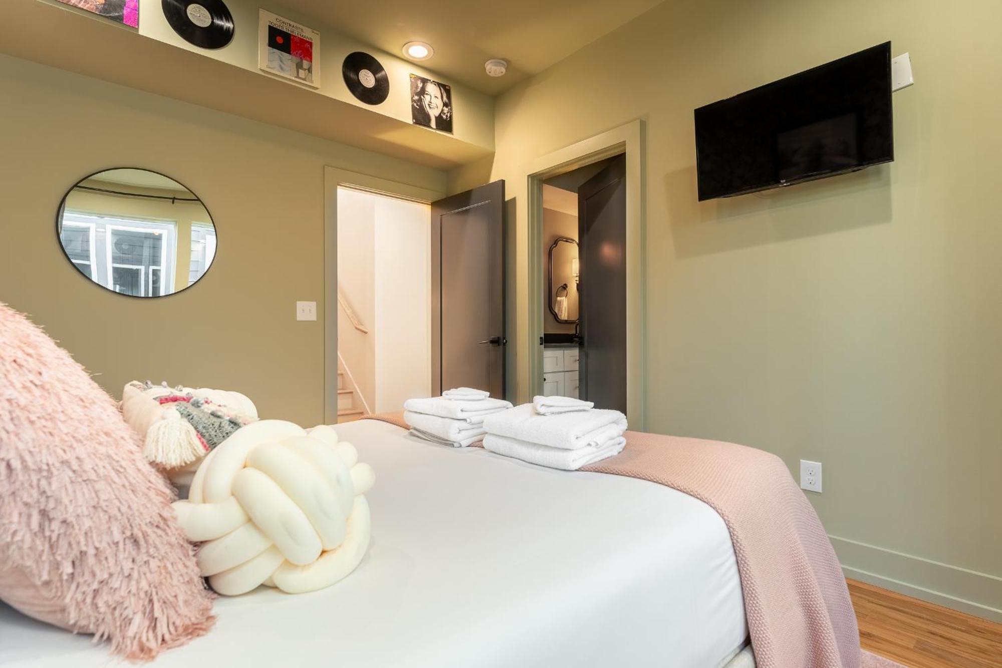 The Pink Royale By Local Holiday home *