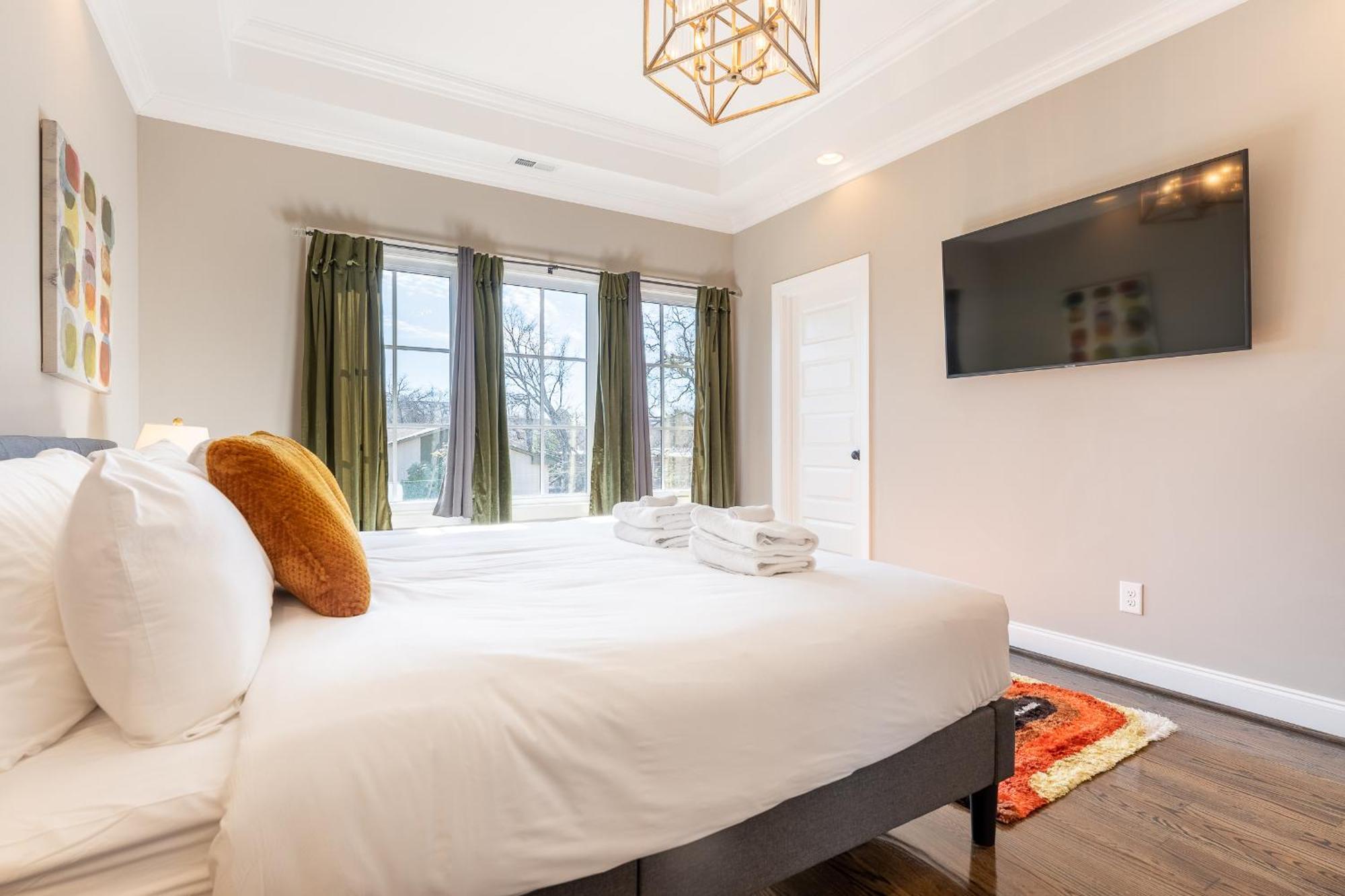 The London On Acklen By Local *