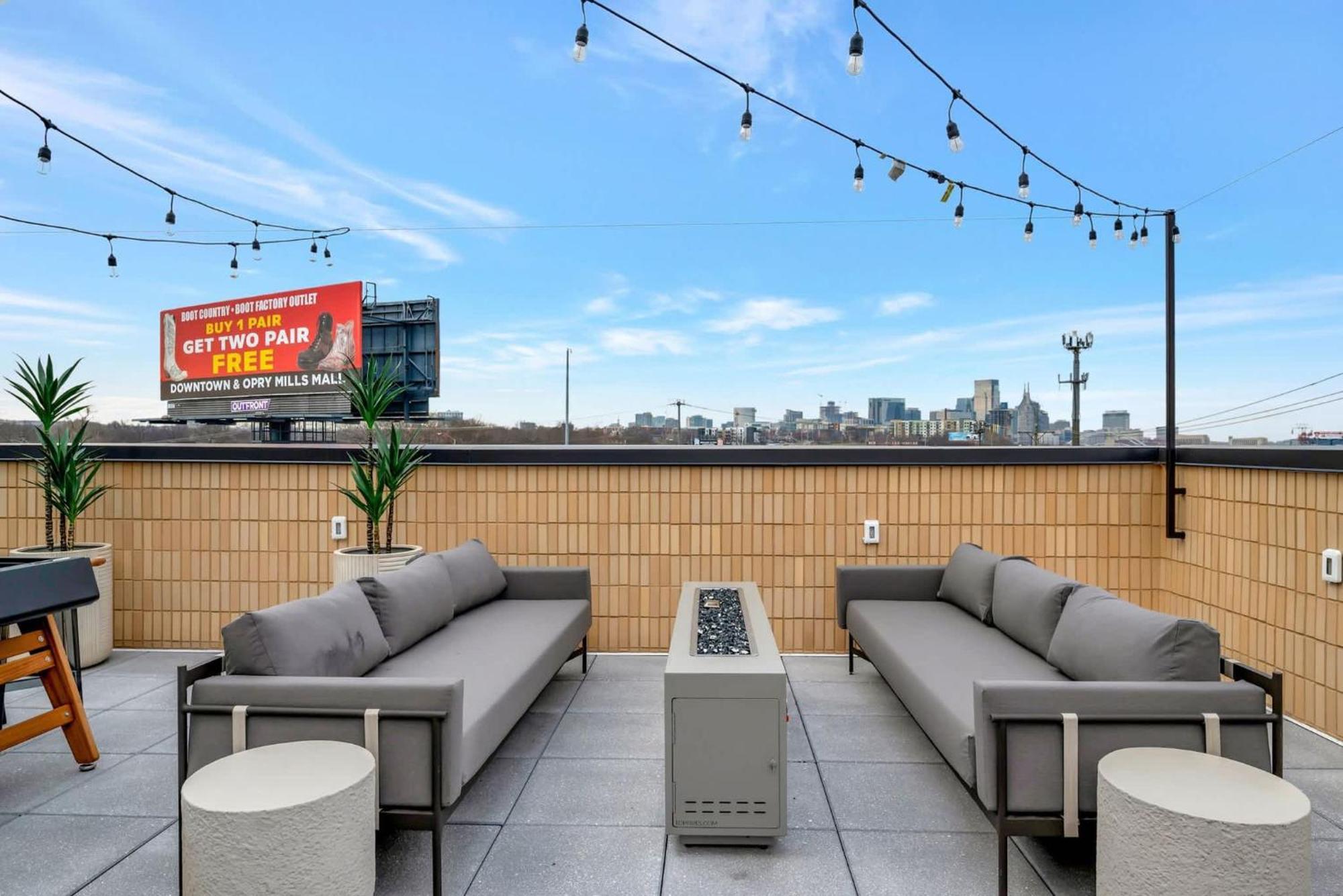 New 2 Luxe Penthouses With Balcony And Views Apartment