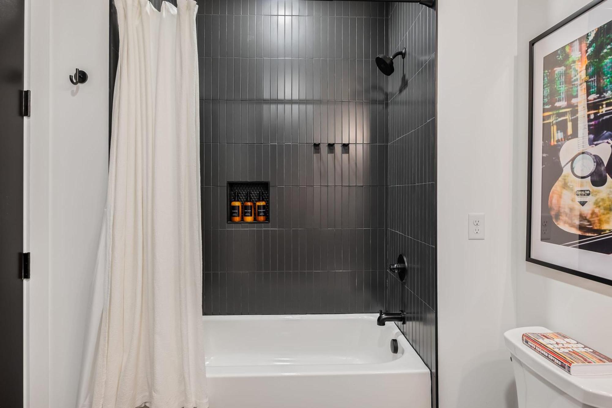 New 2 Luxe Penthouses With Balcony And Views Apartment *