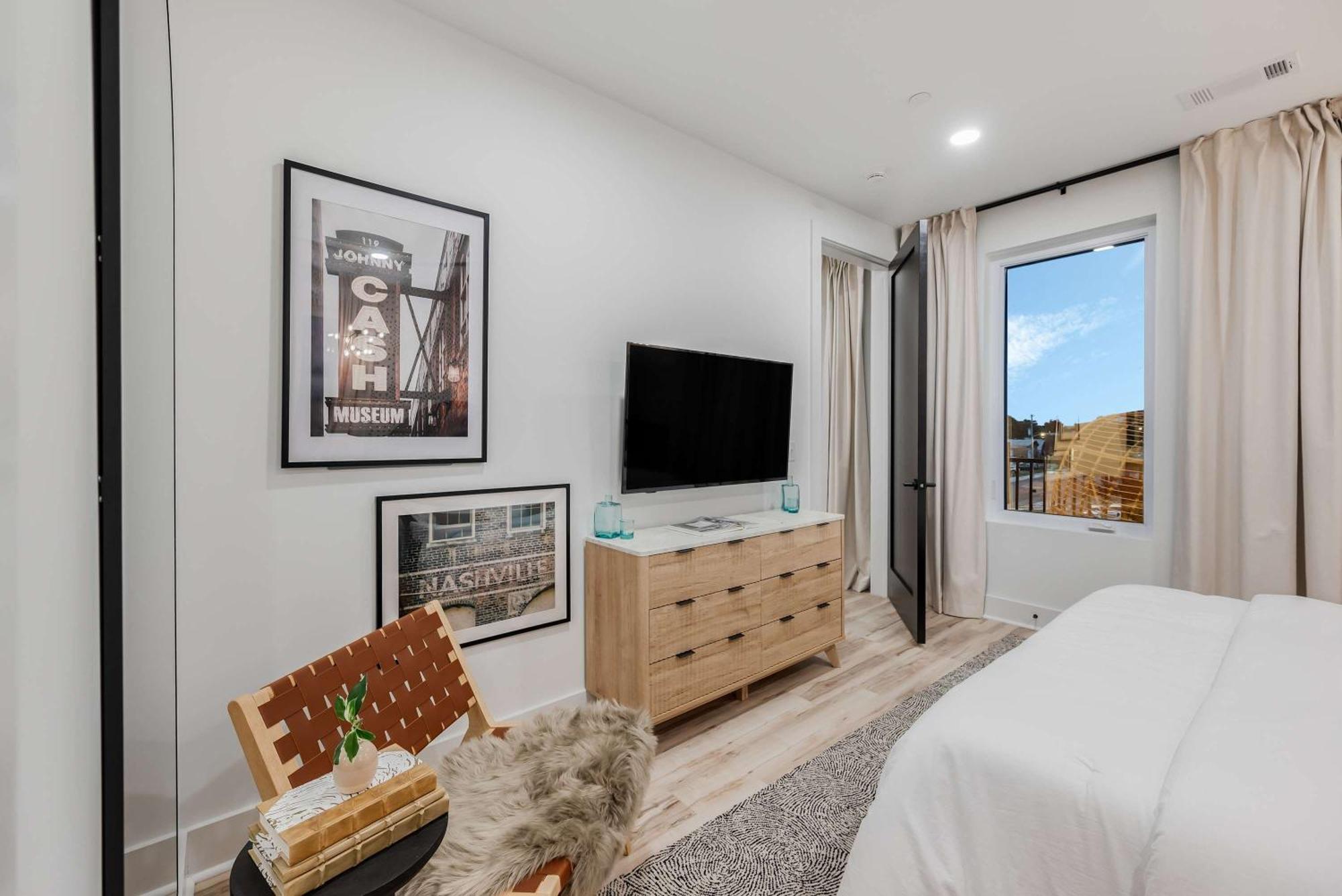 New 2 Luxe Penthouses With Balcony And Views *