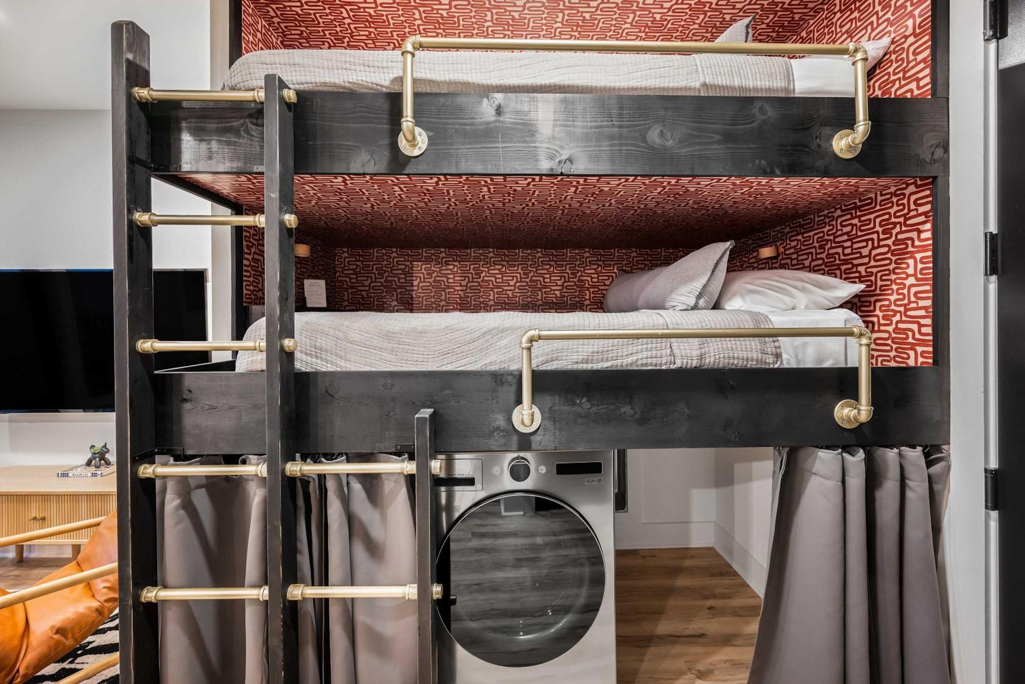 New 2 Luxe Penthouses With Balcony And Views Apartment