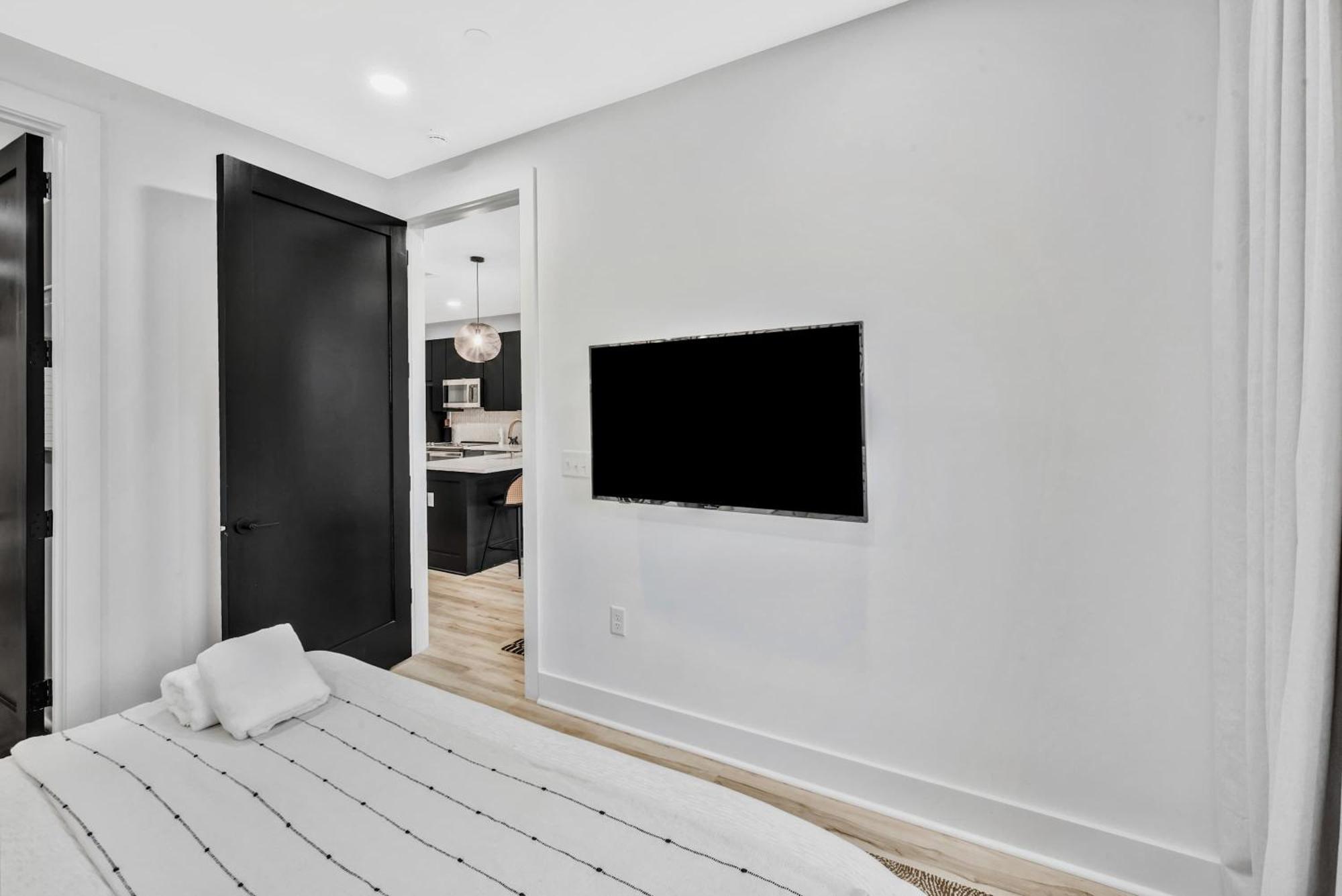 New 2 Luxe Penthouses With Balcony And Views Apartment *