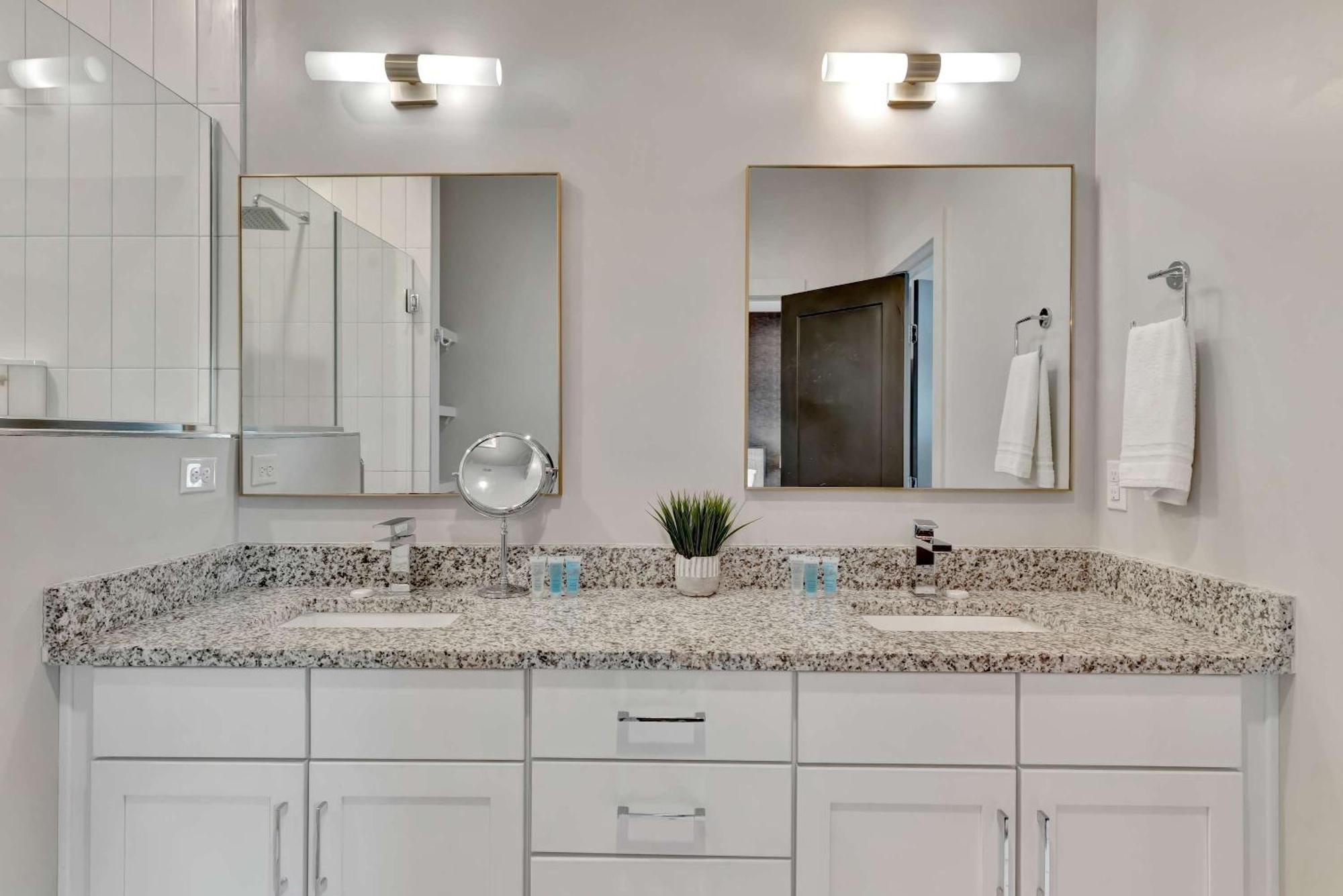 Rooftop Deck 2 Car Garage Near Downtown Holiday home