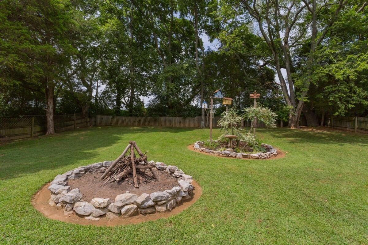 The Place Between The Lakes 4 Bedrooms 4 Beds Holiday home Nashville