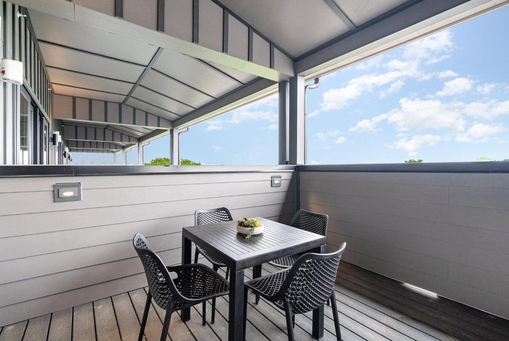 Lady In Tune - Private Deck - Close To Broadway