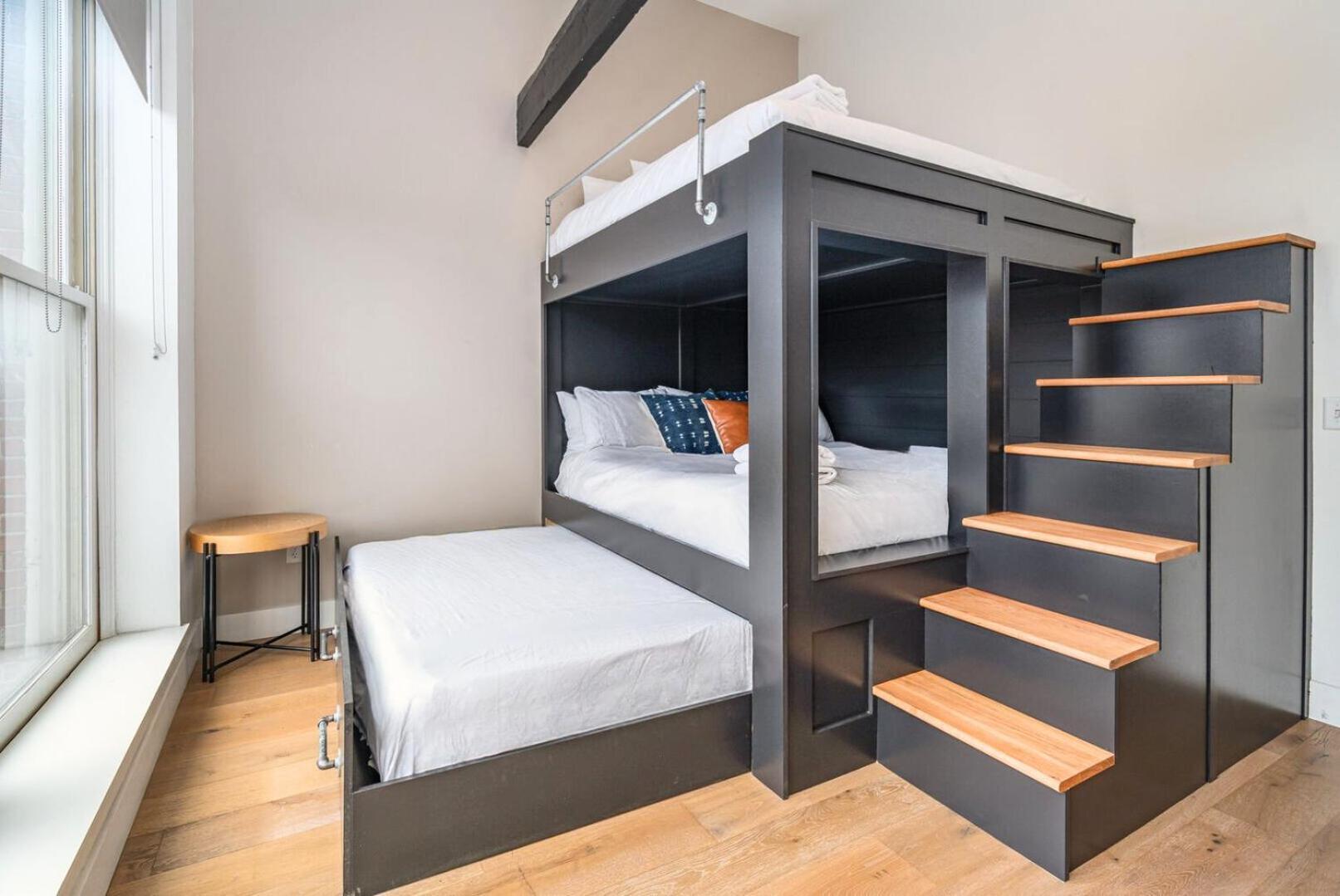 The Saddlery - Mic Drop - Walk To Broadway Holiday home *