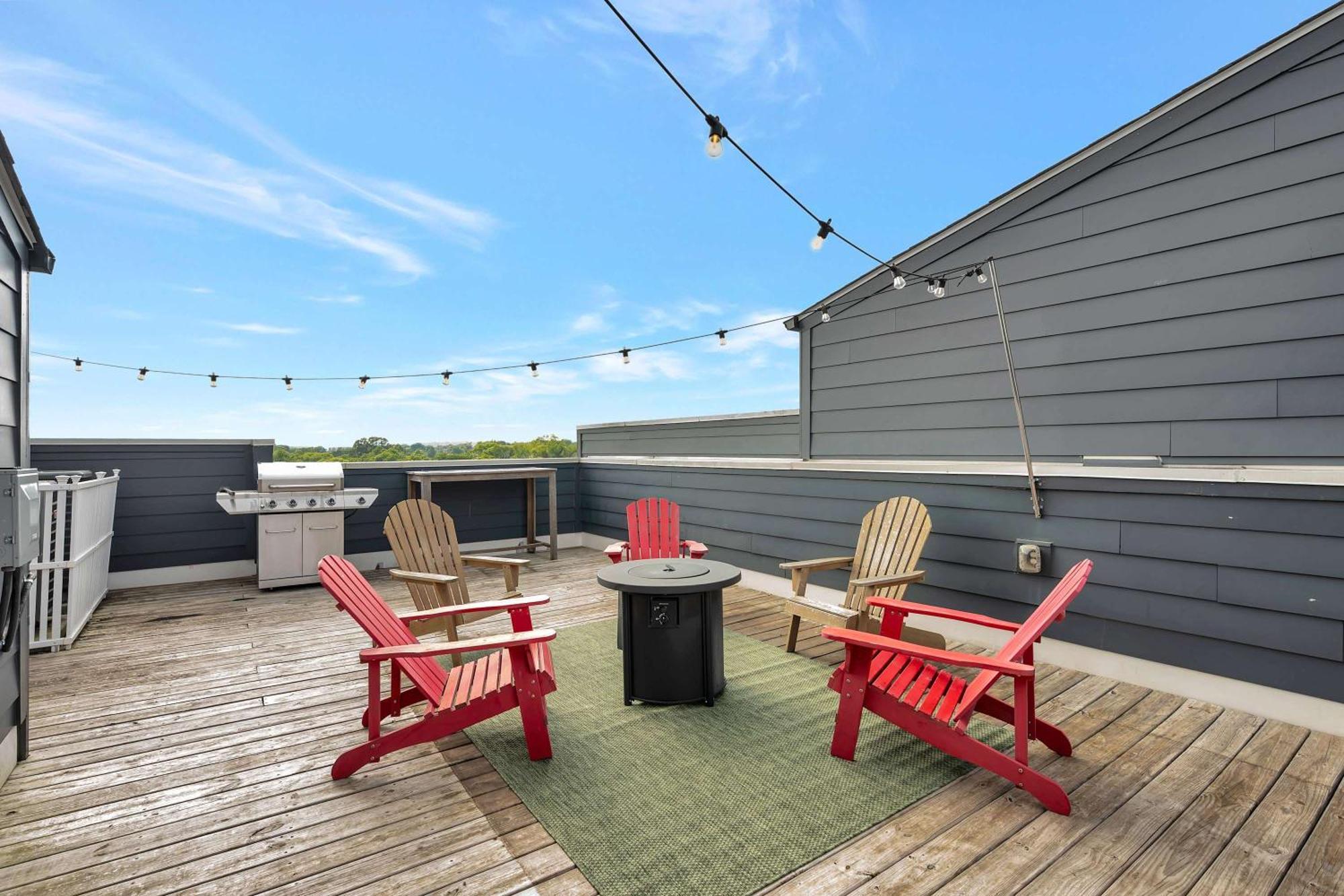 Holiday home Rooftop Deck Grill Ping Pong Near Downtown *
