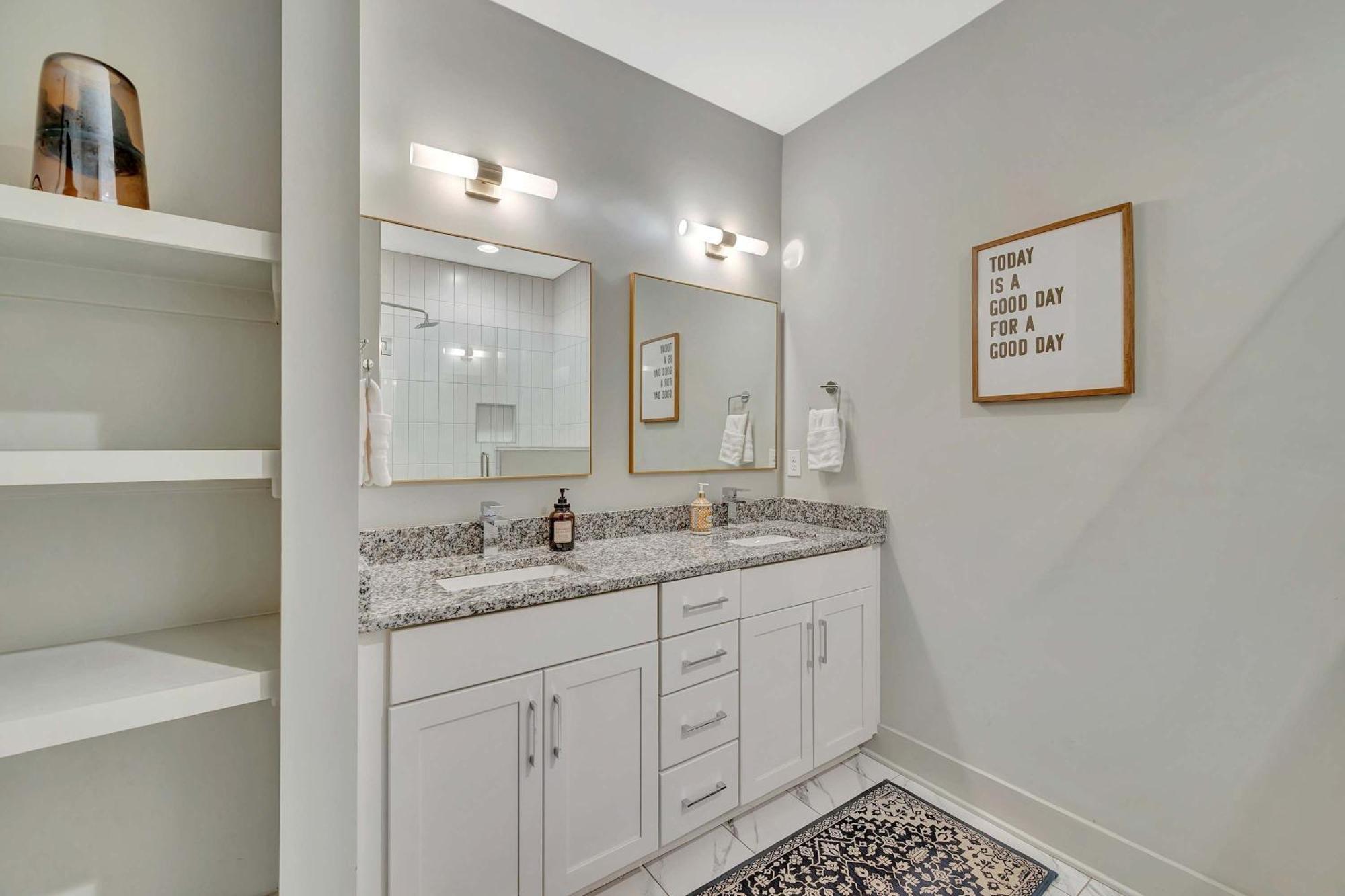 Rooftop Deck Grill Ping Pong Near Downtown Holiday home *