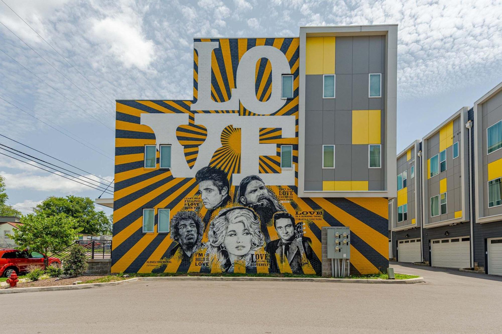 Rooftop Deck Grill Ping Pong Near Downtown *