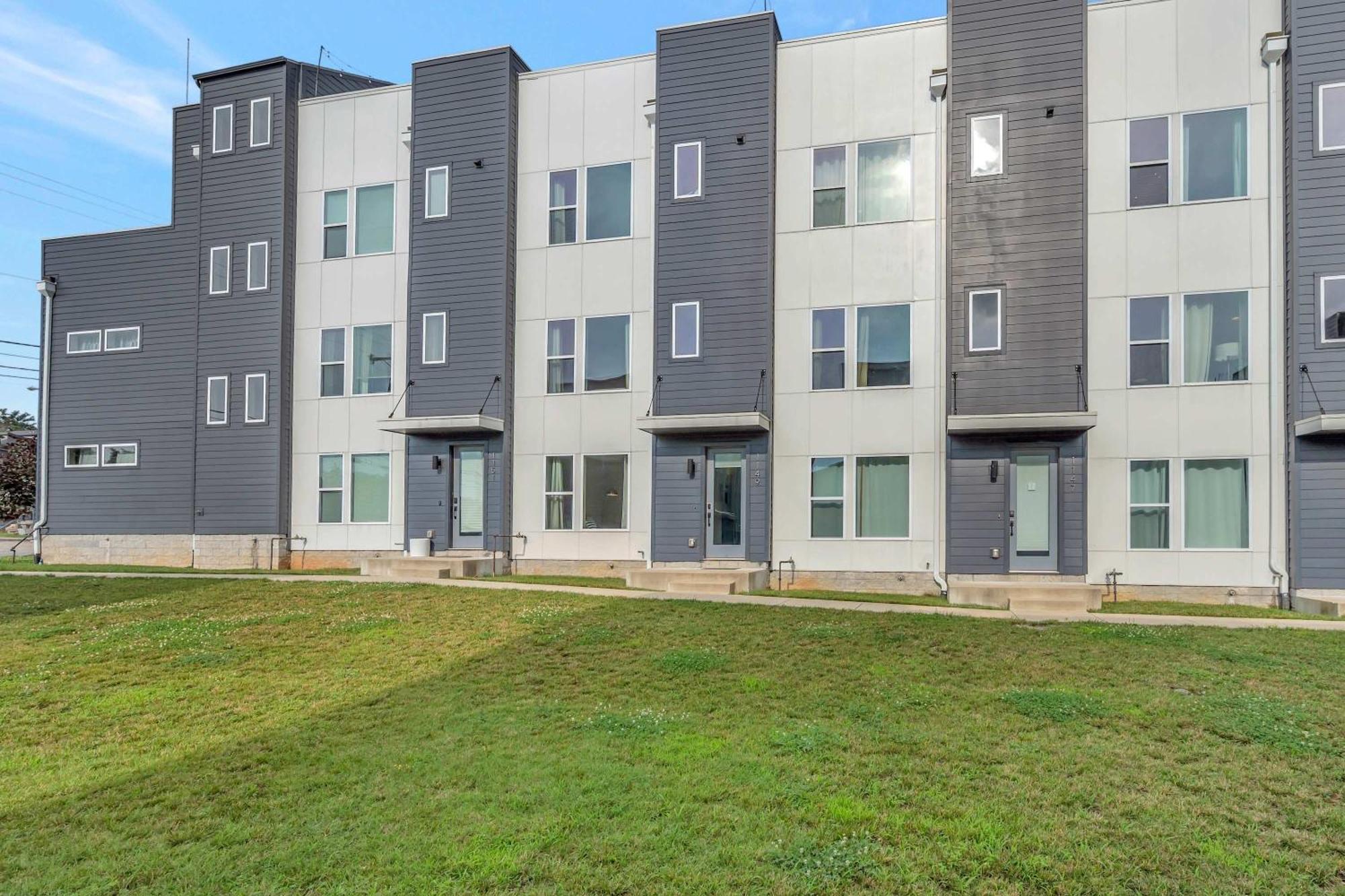 Rooftop Deck Grill Ping Pong Near Downtown Nashville