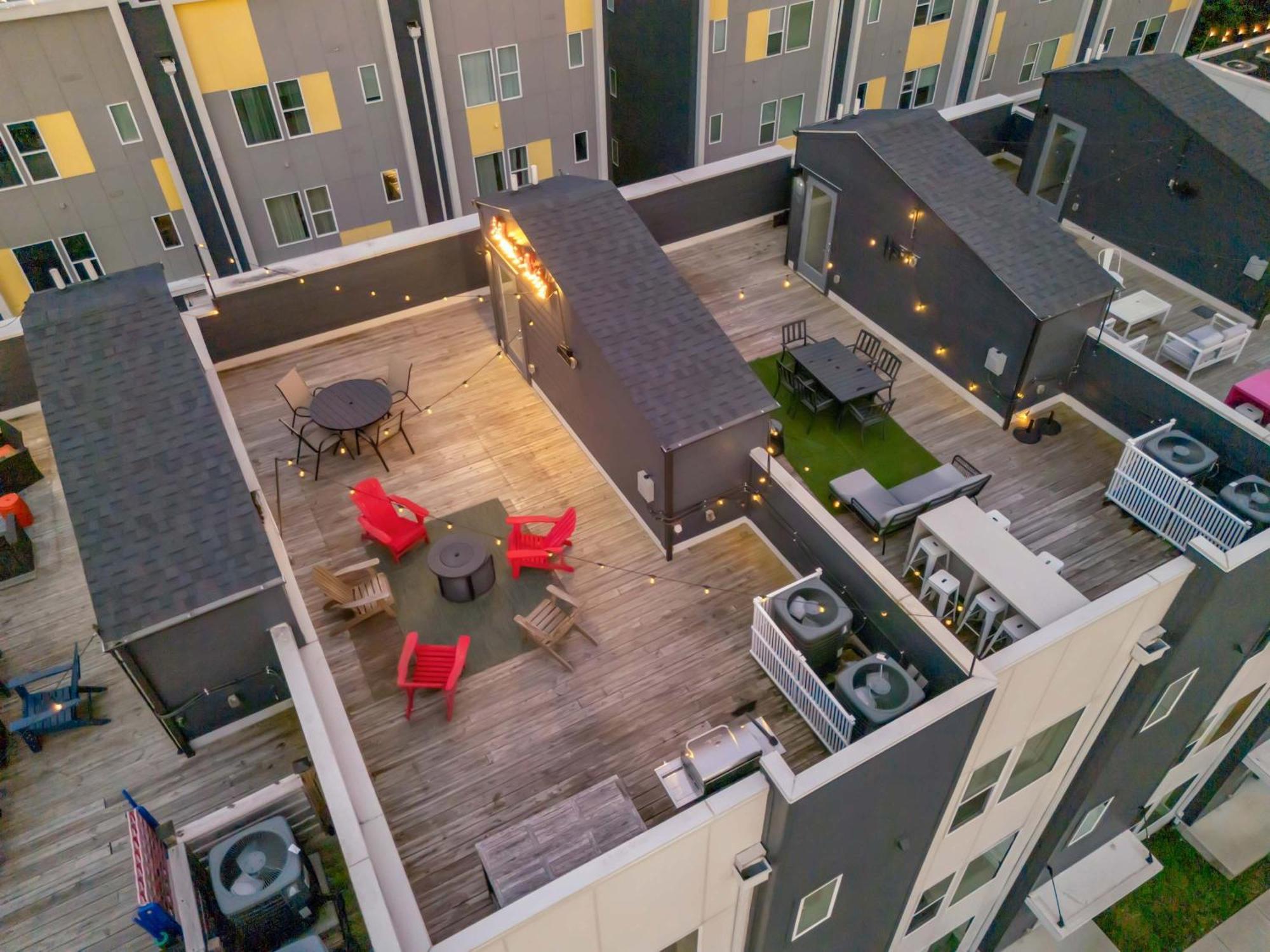 Holiday home Rooftop Deck Grill Ping Pong Near Downtown *