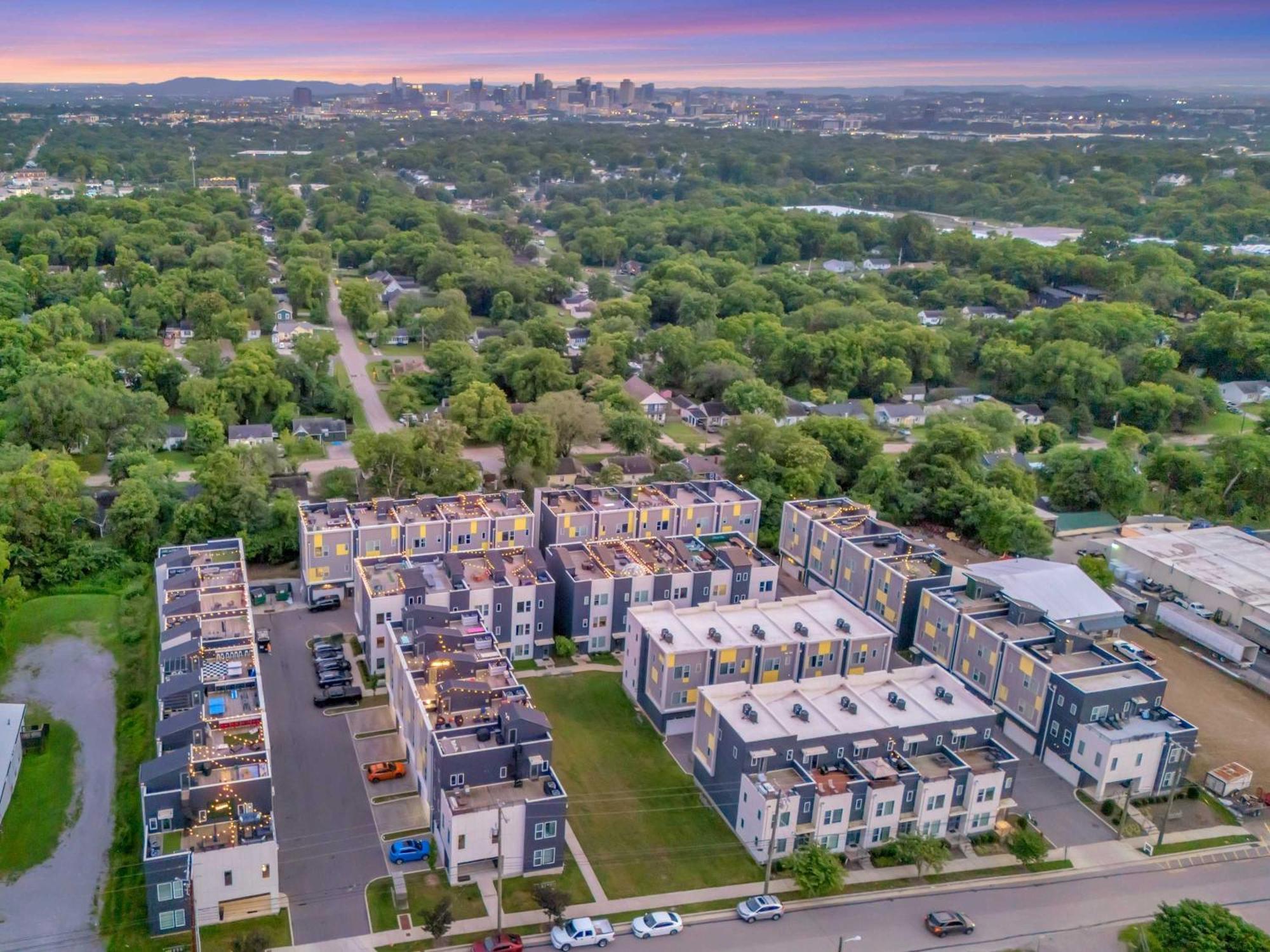 Holiday home Rooftop Deck Grill Ping Pong Near Downtown Nashville
