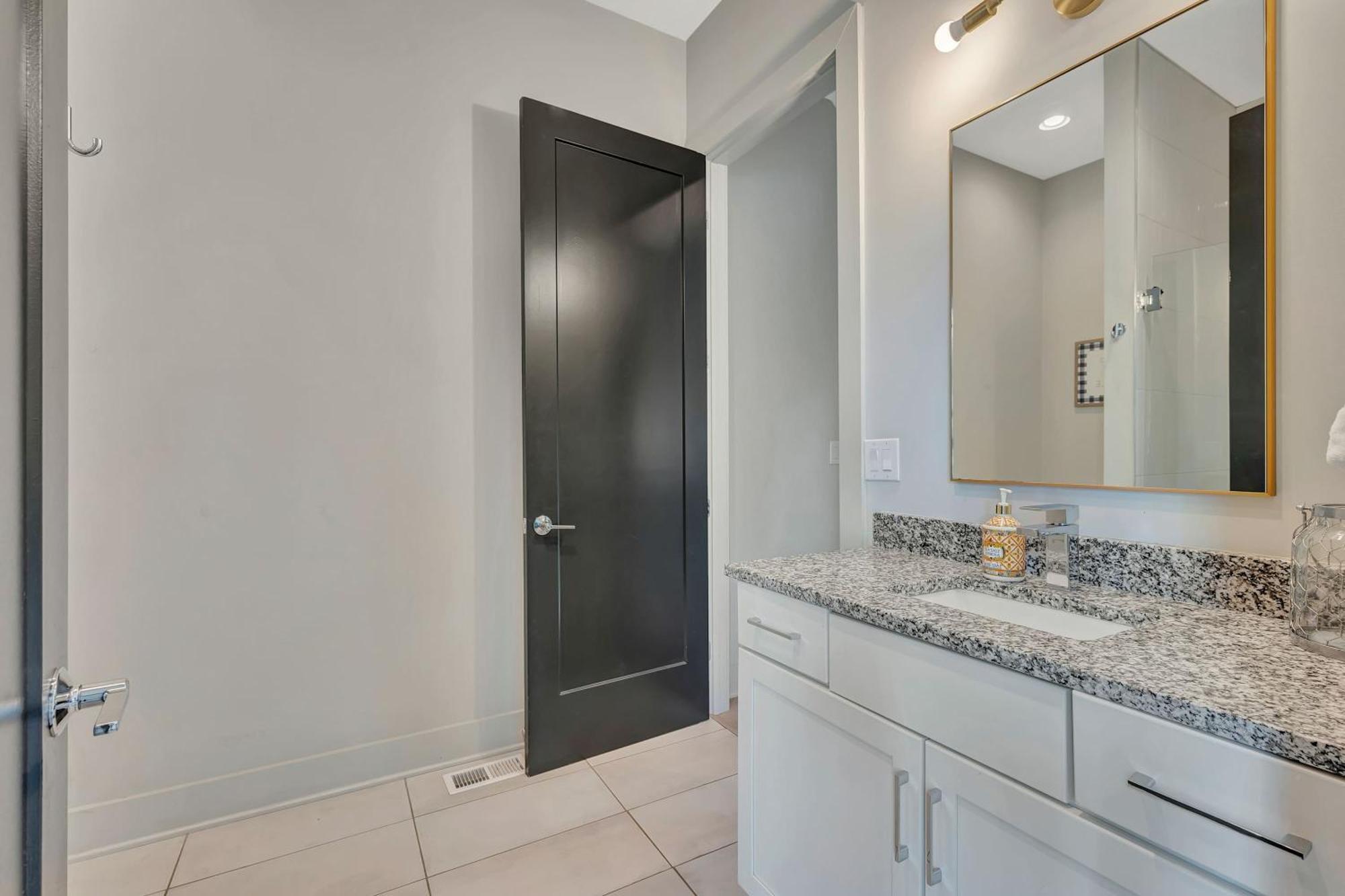 Rooftop Deck Grill Ping Pong Near Downtown Holiday home