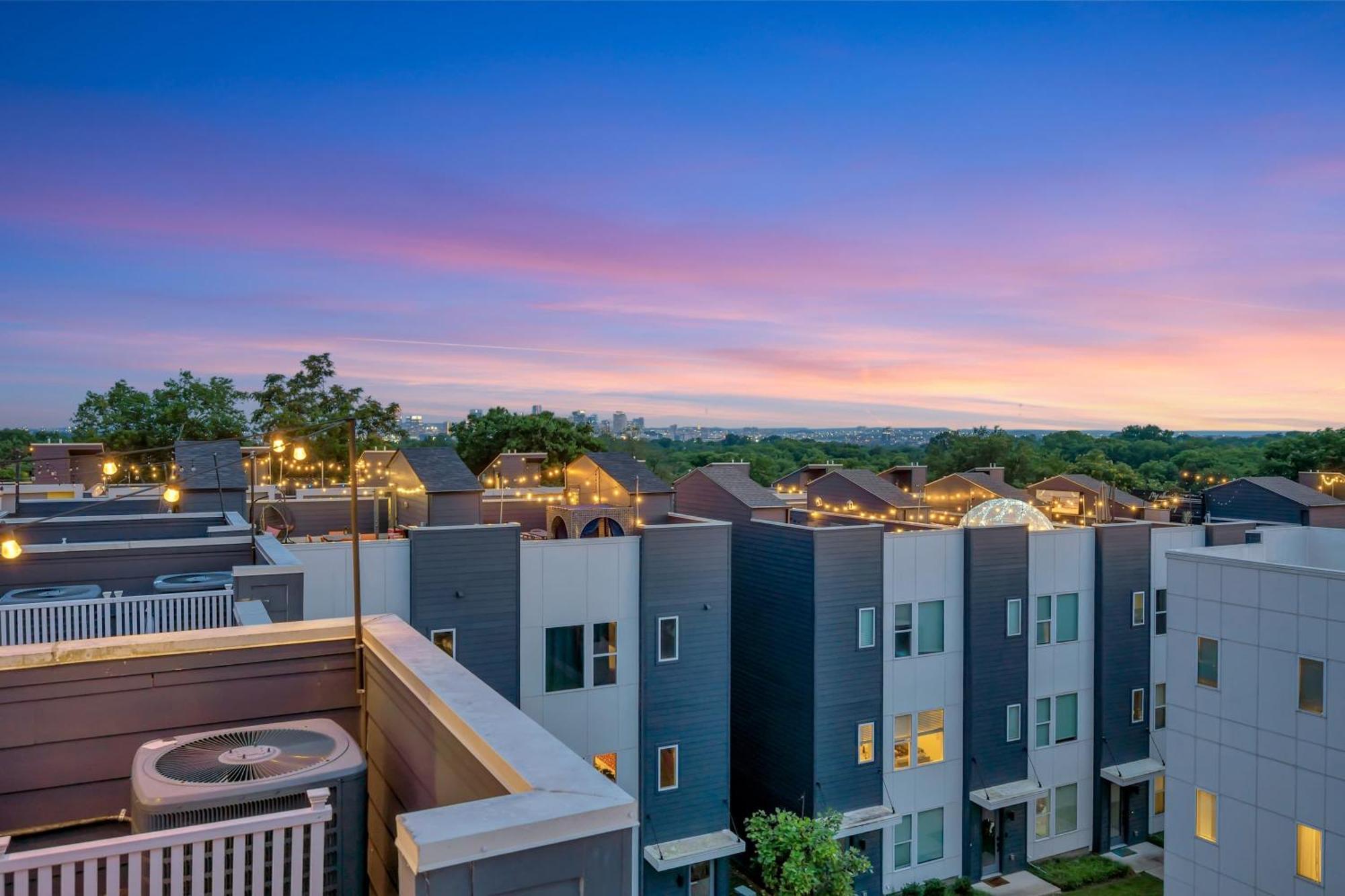 Rooftop Deck Grill Ping Pong Near Downtown Holiday home Nashville
