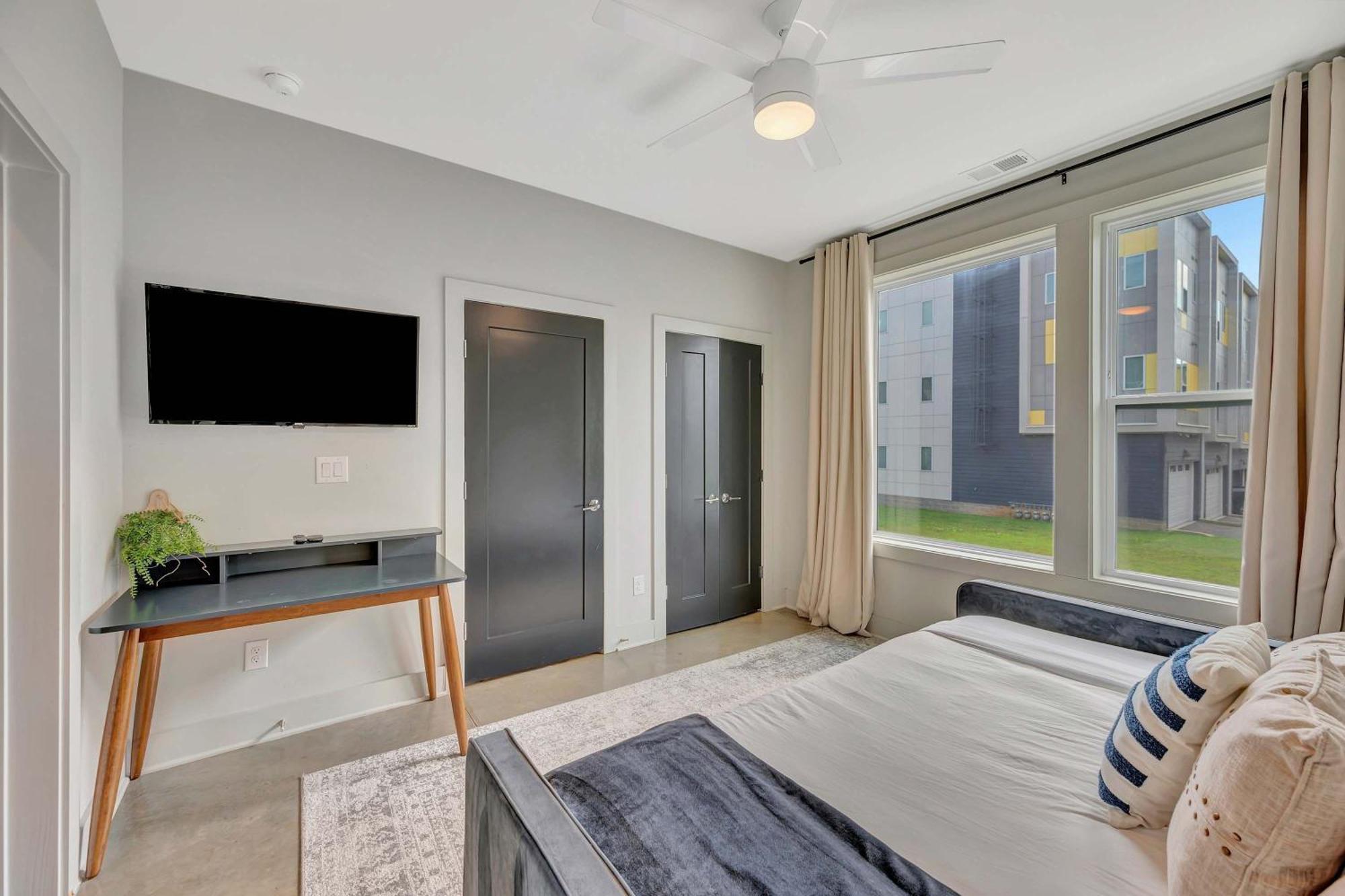 Rooftop Deck Grill Ping Pong Near Downtown *