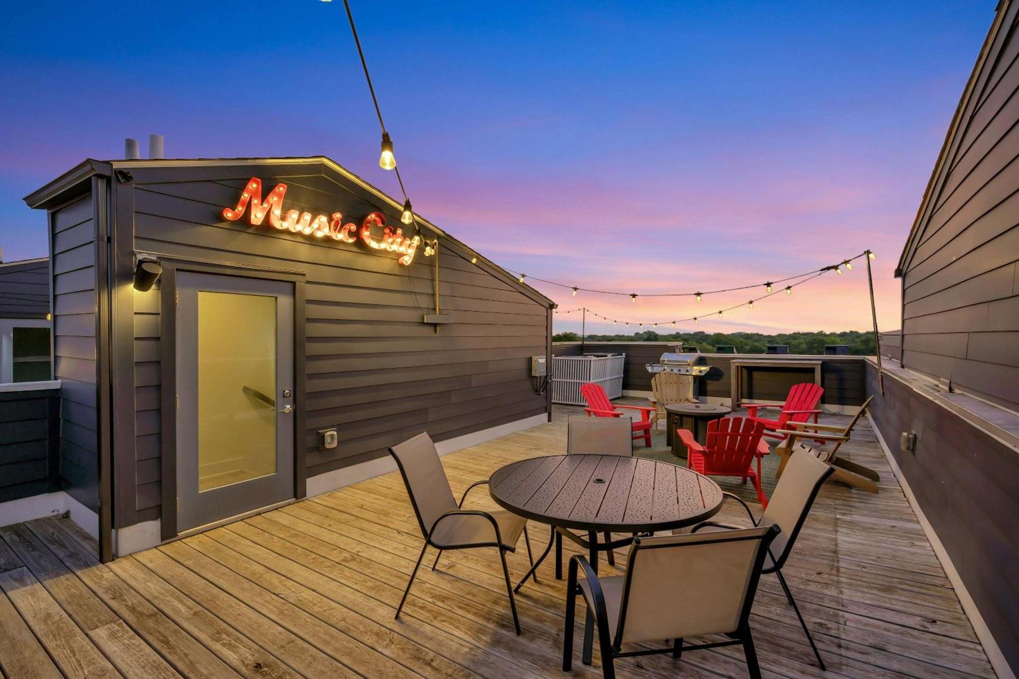 Rooftop Deck Grill Ping Pong Near Downtown * Nashville