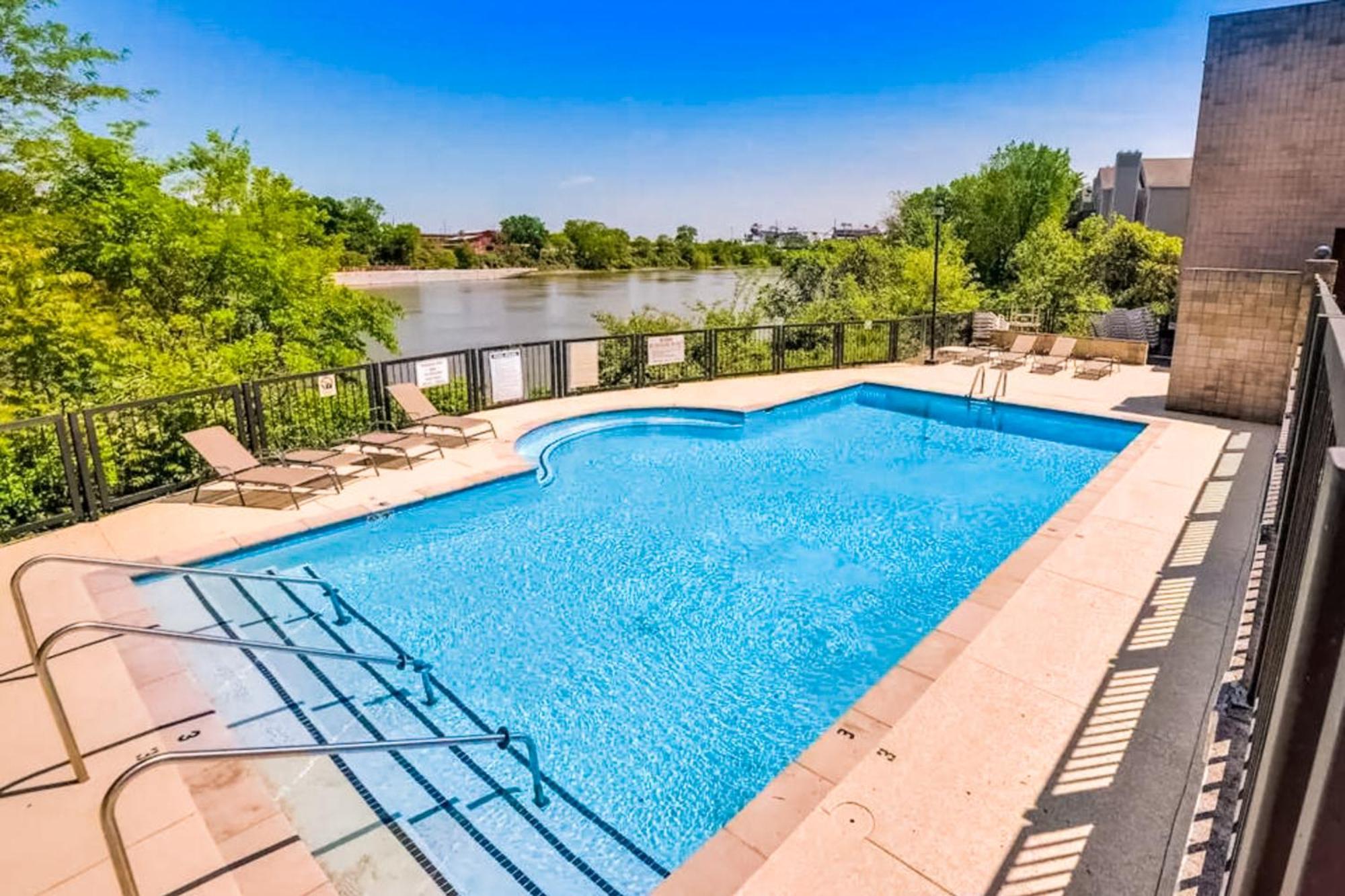 Rollin' On The River * Nashville