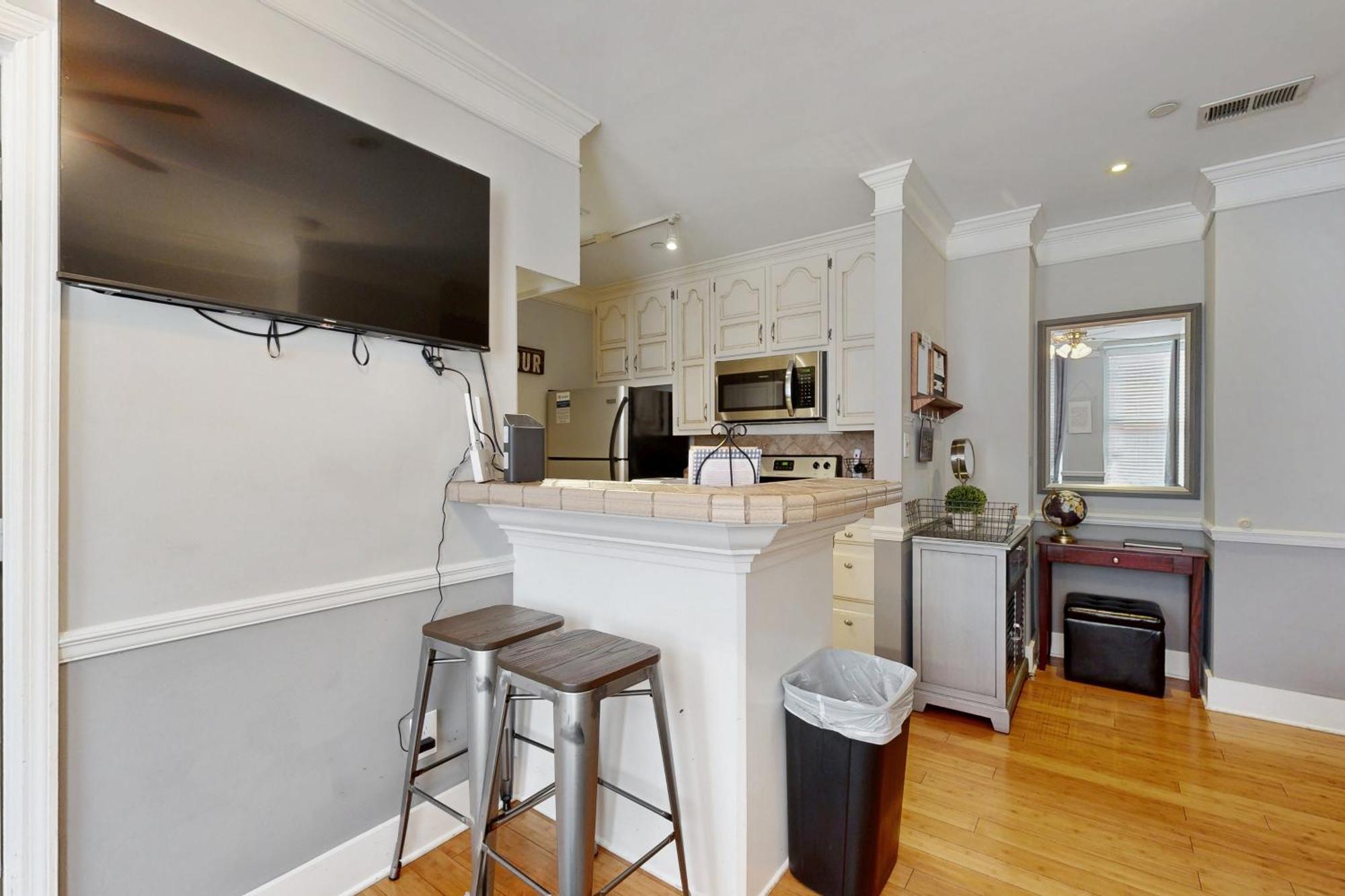 Polk 401 Apartment *