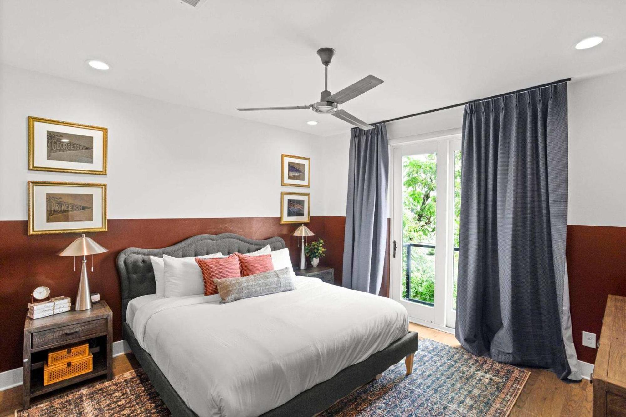 Class At 8th & Argyle Elite Vacation Spot *