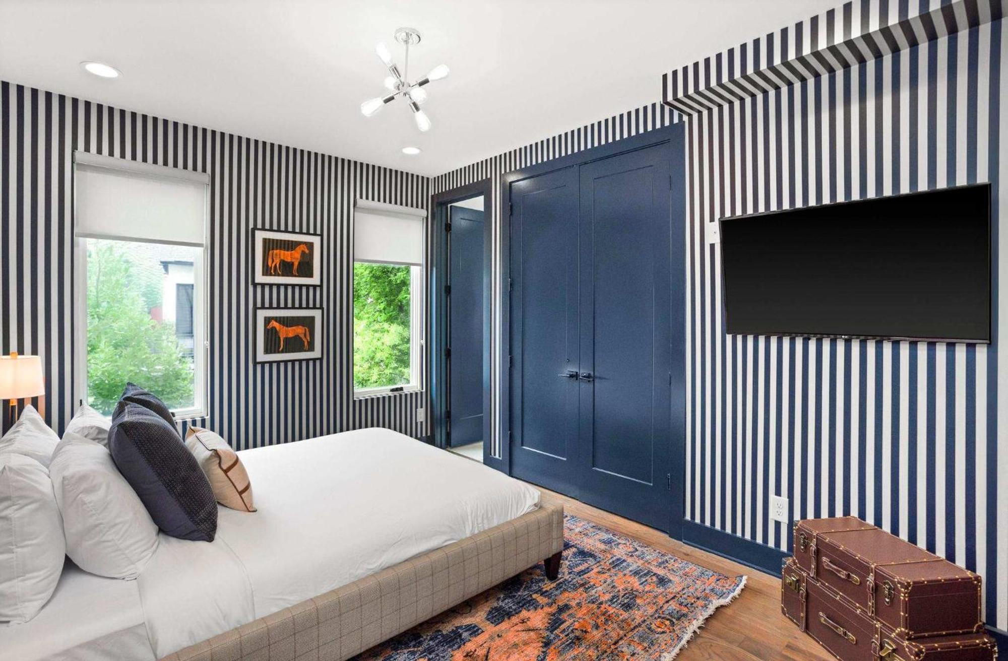 Class At 8th & Argyle Elite Vacation Spot