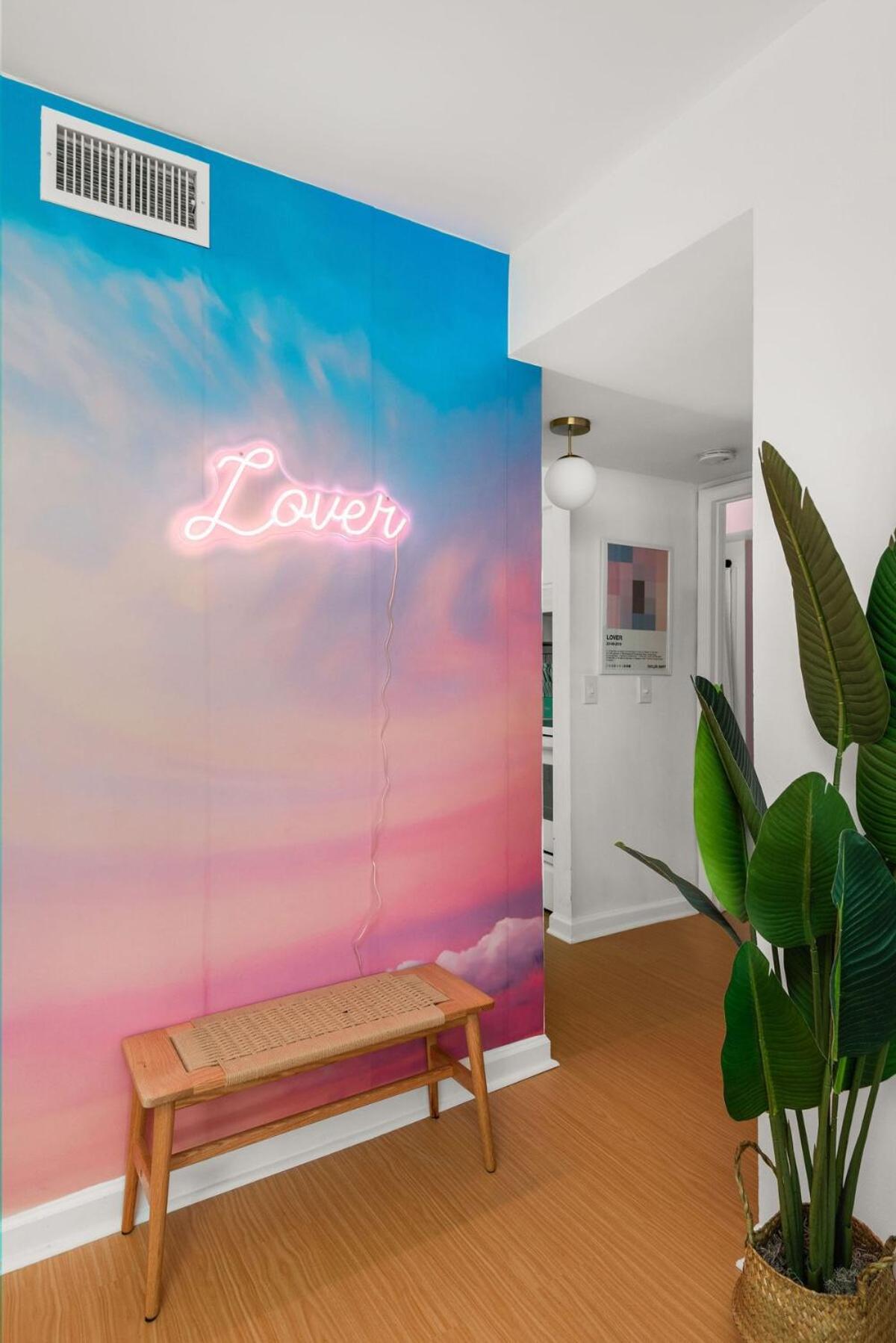 Apartment Swiftie Paradise, Music Row Unit 1
