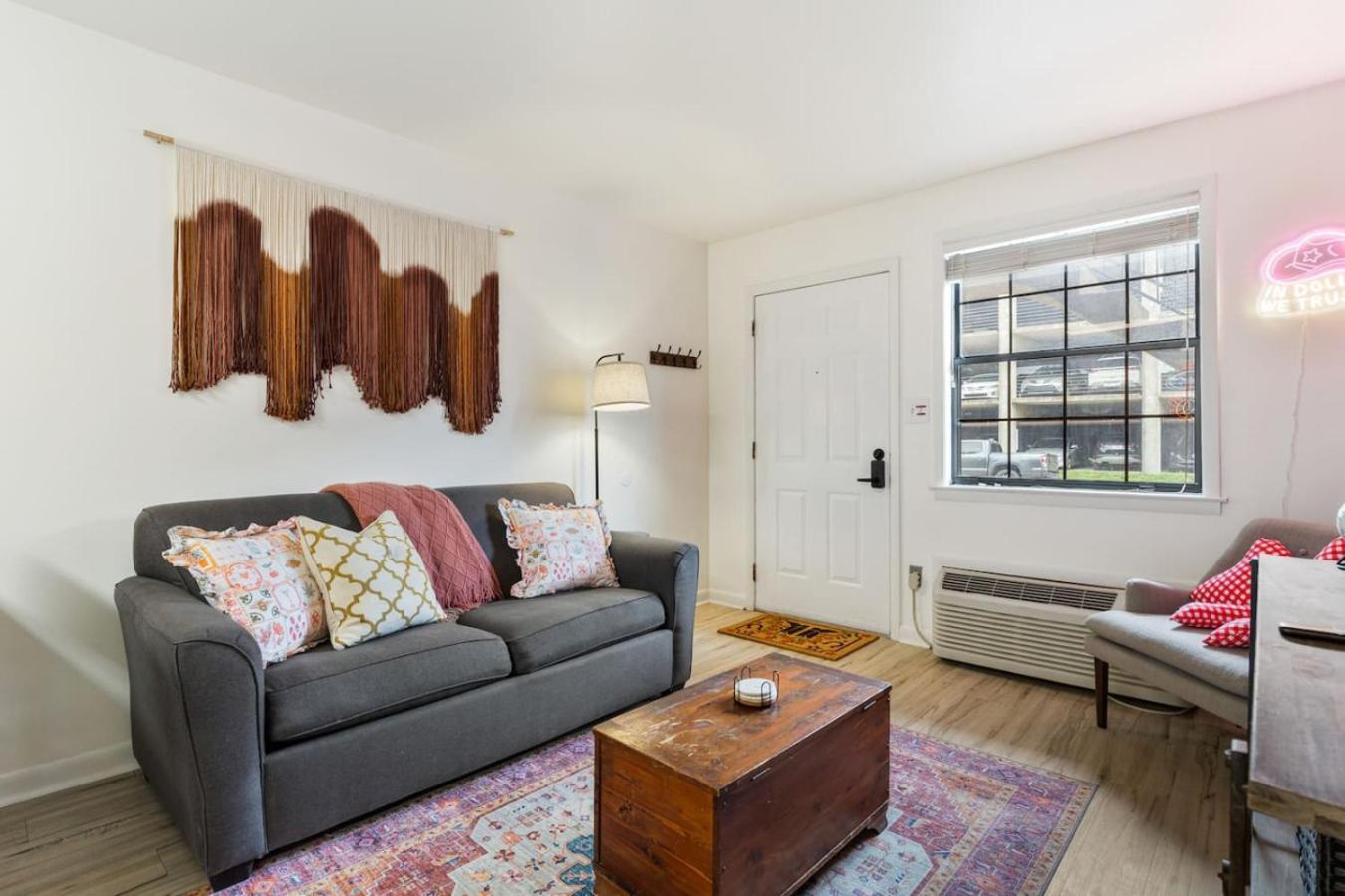 Pink Dreams - Walk To Live Music, Bars, Restaurants - Free Parking