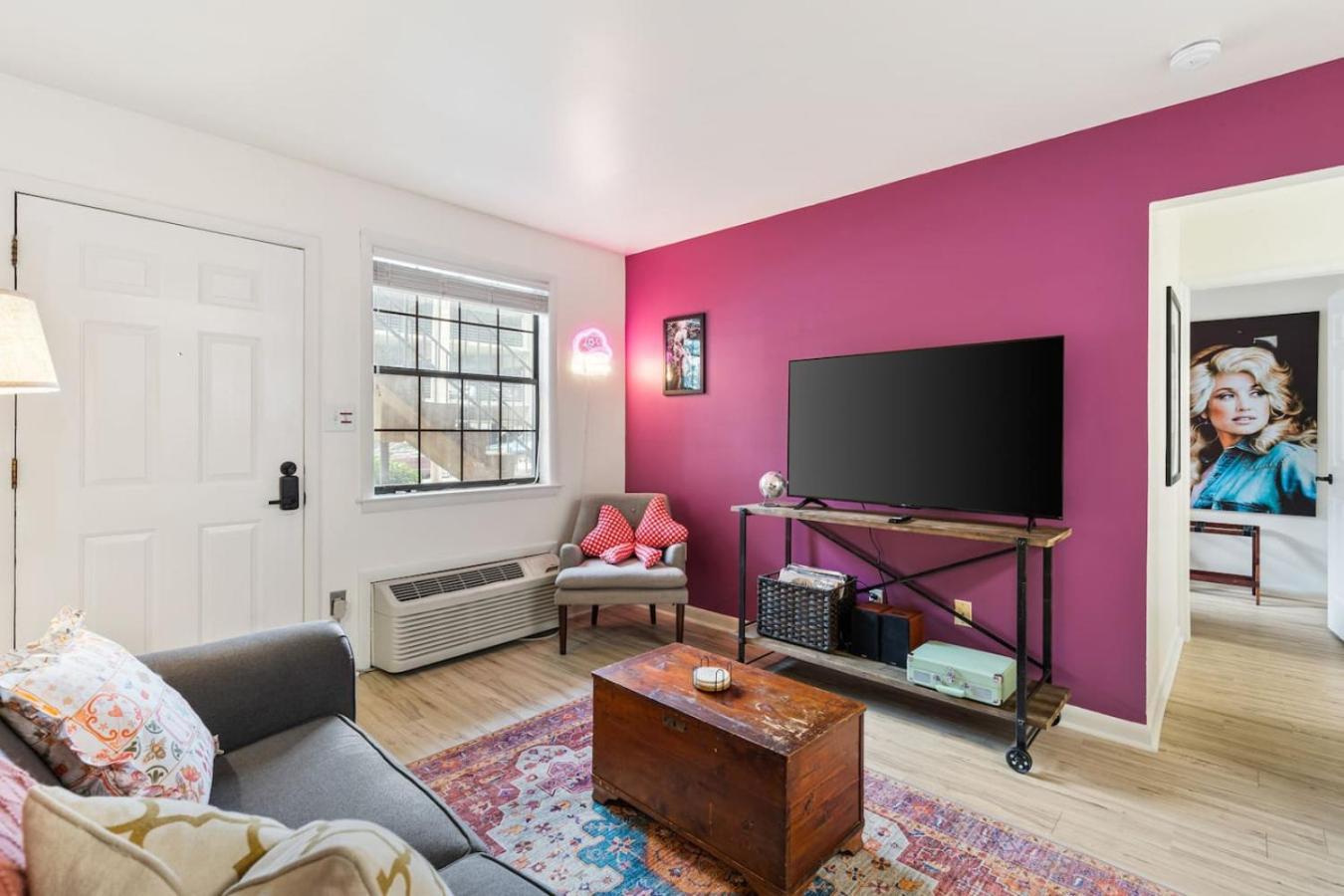 Pink Dreams - Walk To Live Music, Bars, Restaurants - Free Parking Holiday home Nashville