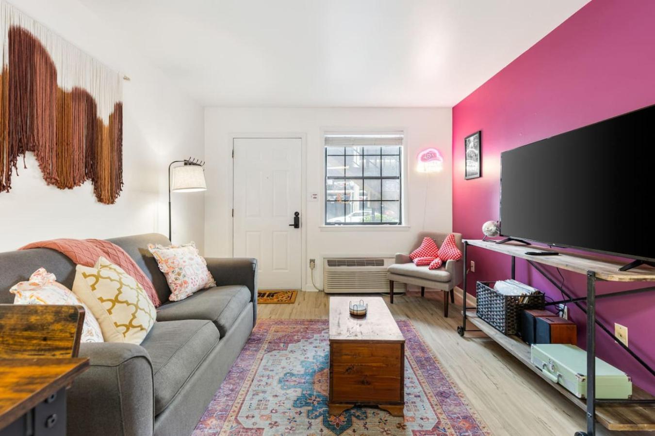 Pink Dreams - Walk To Live Music, Bars, Restaurants - Free Parking *