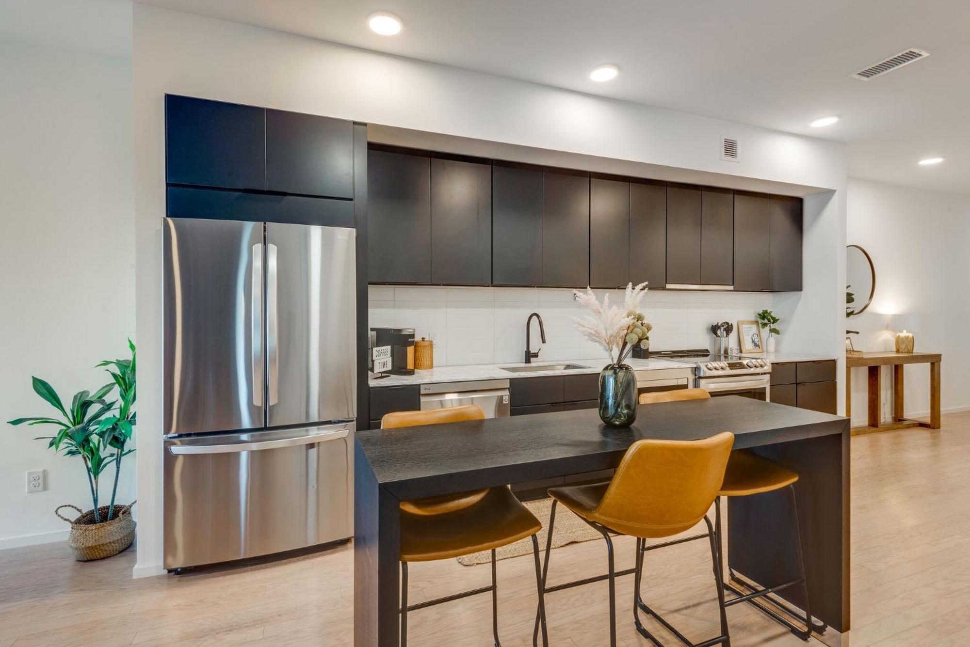 Luxury 2-bd, 2-bth Downtown Riverfront, Park Free * Nashville