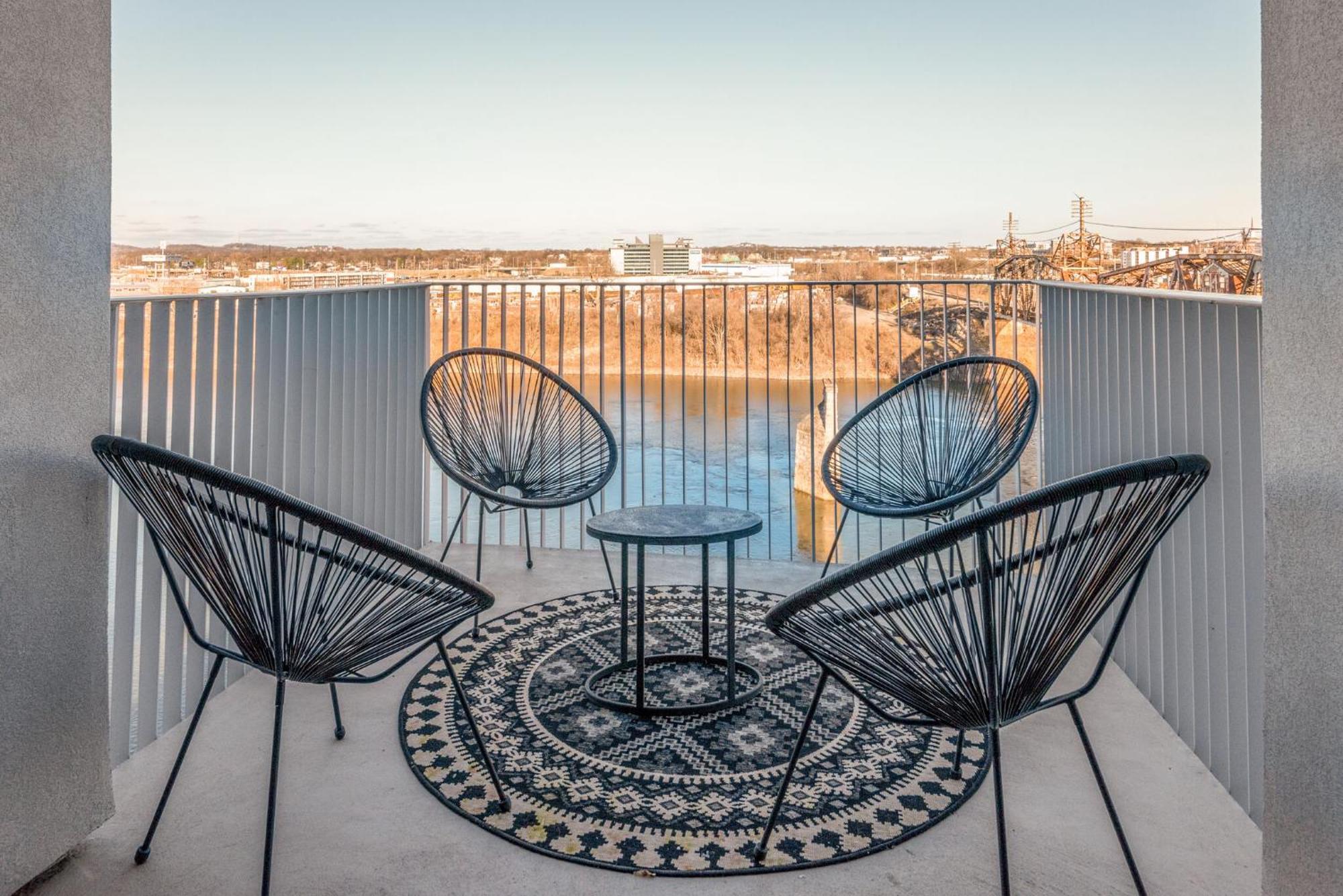 Luxury 2-bd, 2-bth Downtown Riverfront, Park Free Nashville