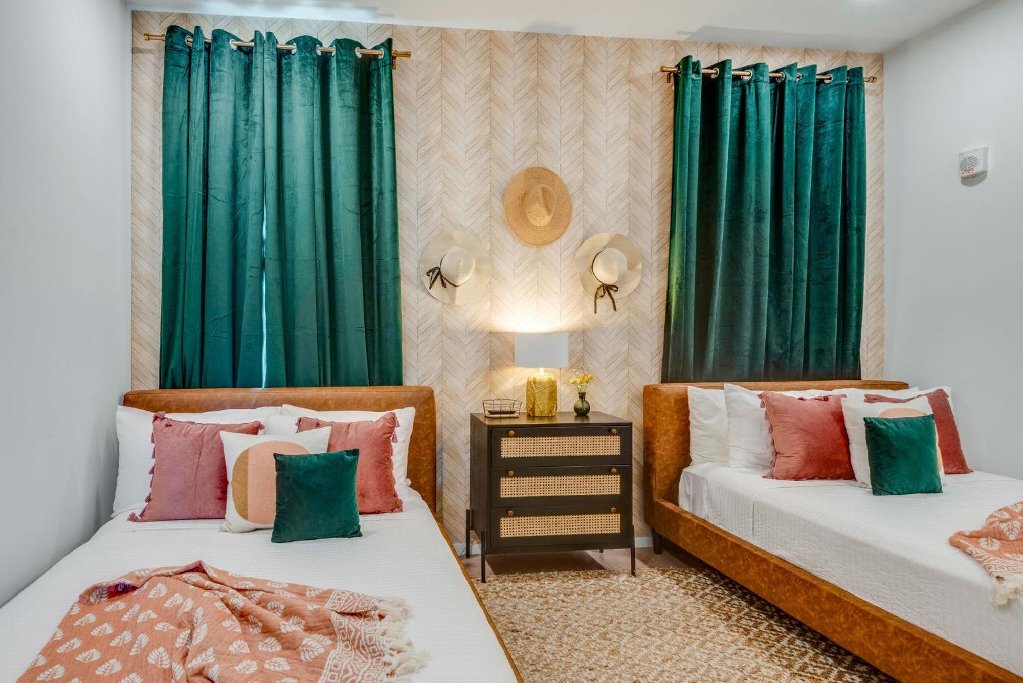 Luxury 2-bd, 2-bth Downtown Riverfront, Park Free * Nashville