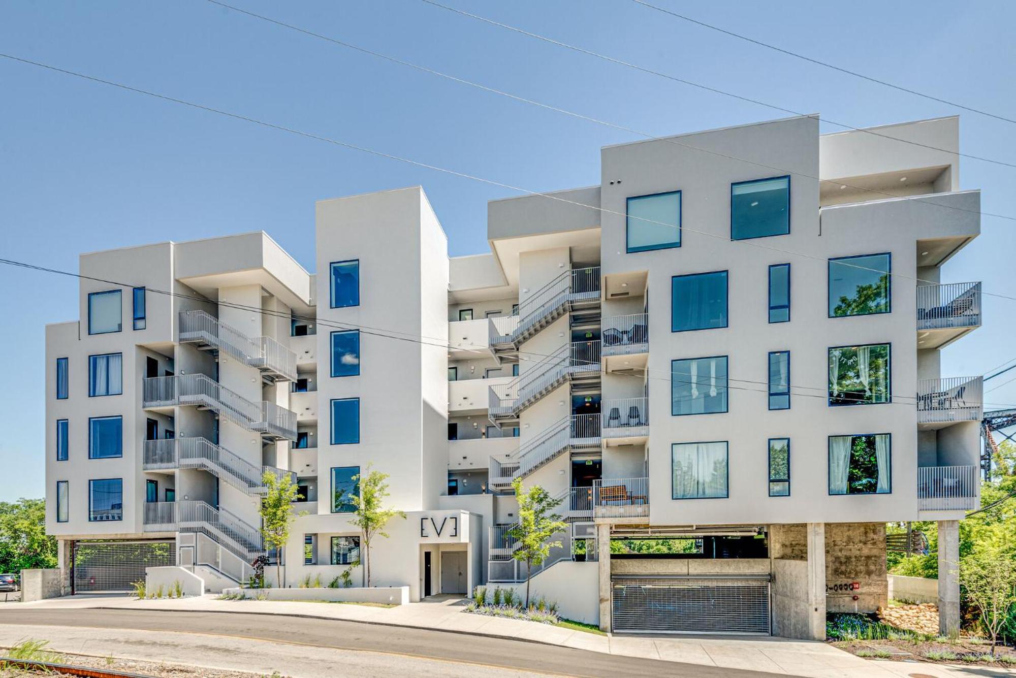 Luxury 2-bd, 2-bth Downtown Riverfront, Park Free Holiday home