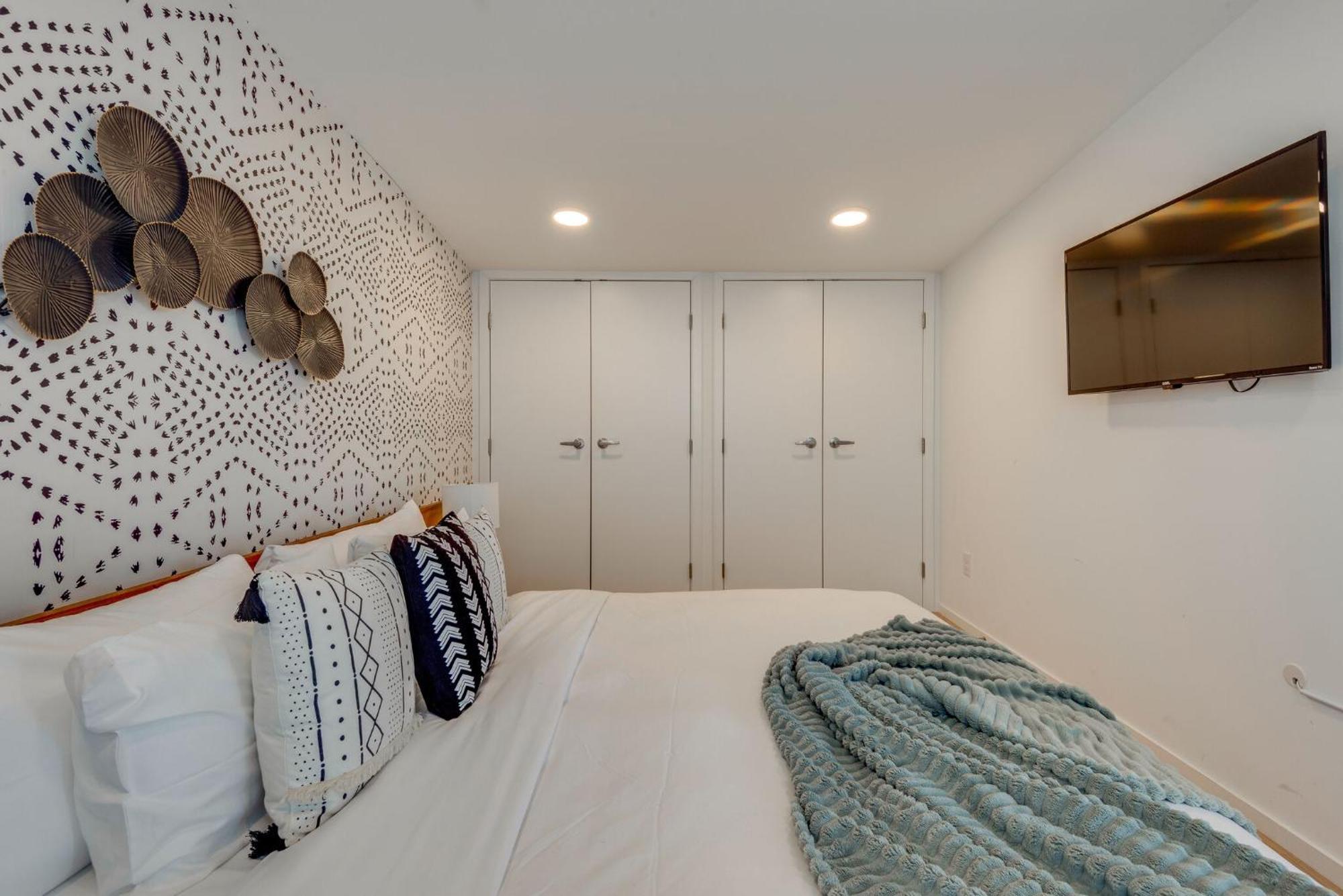 Luxury 2-bd, 2-bth Downtown Riverfront, Park Free