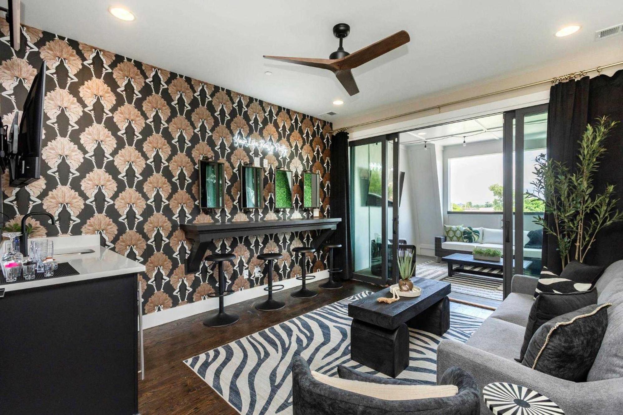Holiday home Downtown Views Glam Stations Close To Broadway *