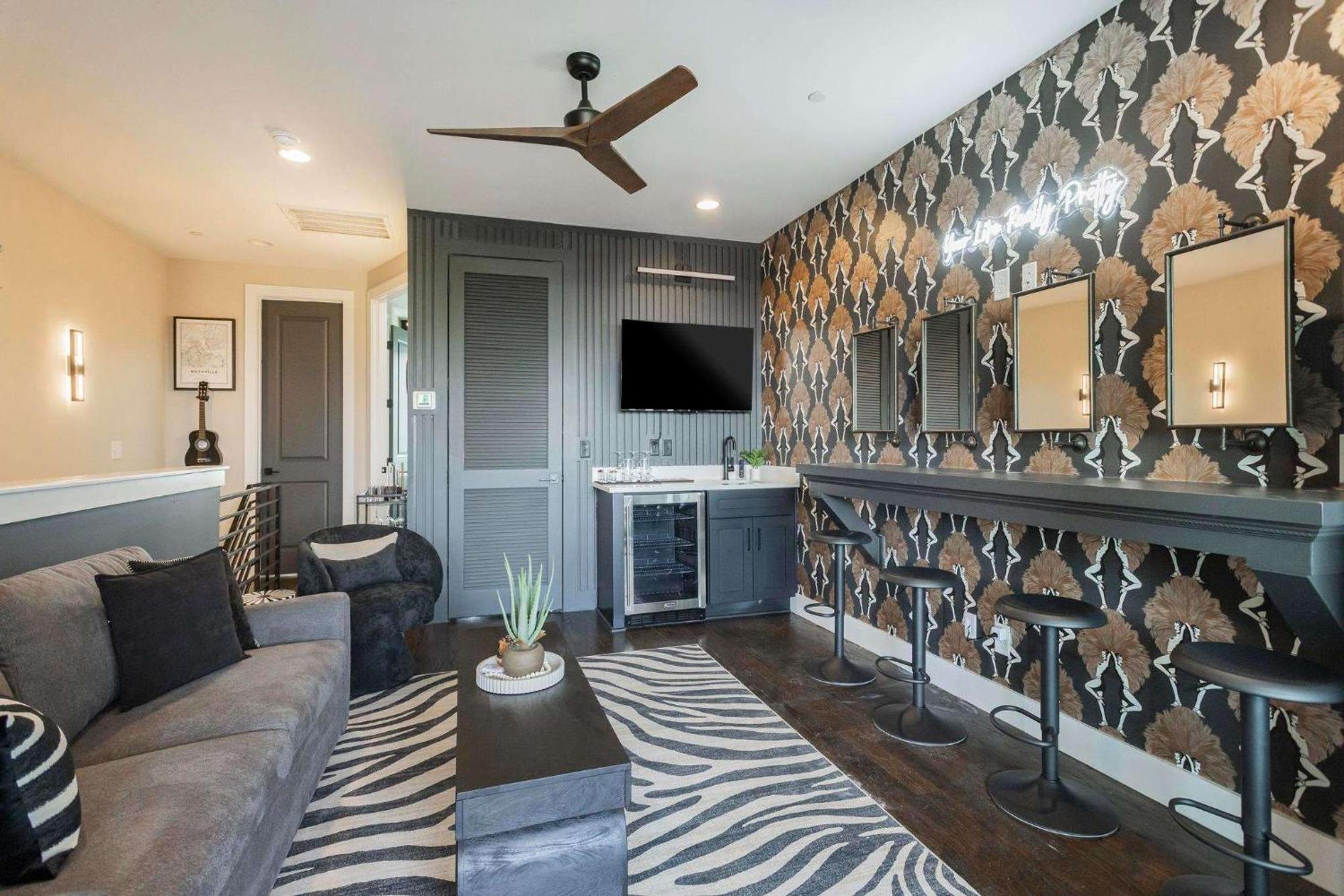 Holiday home Downtown Views Glam Stations Close To Broadway