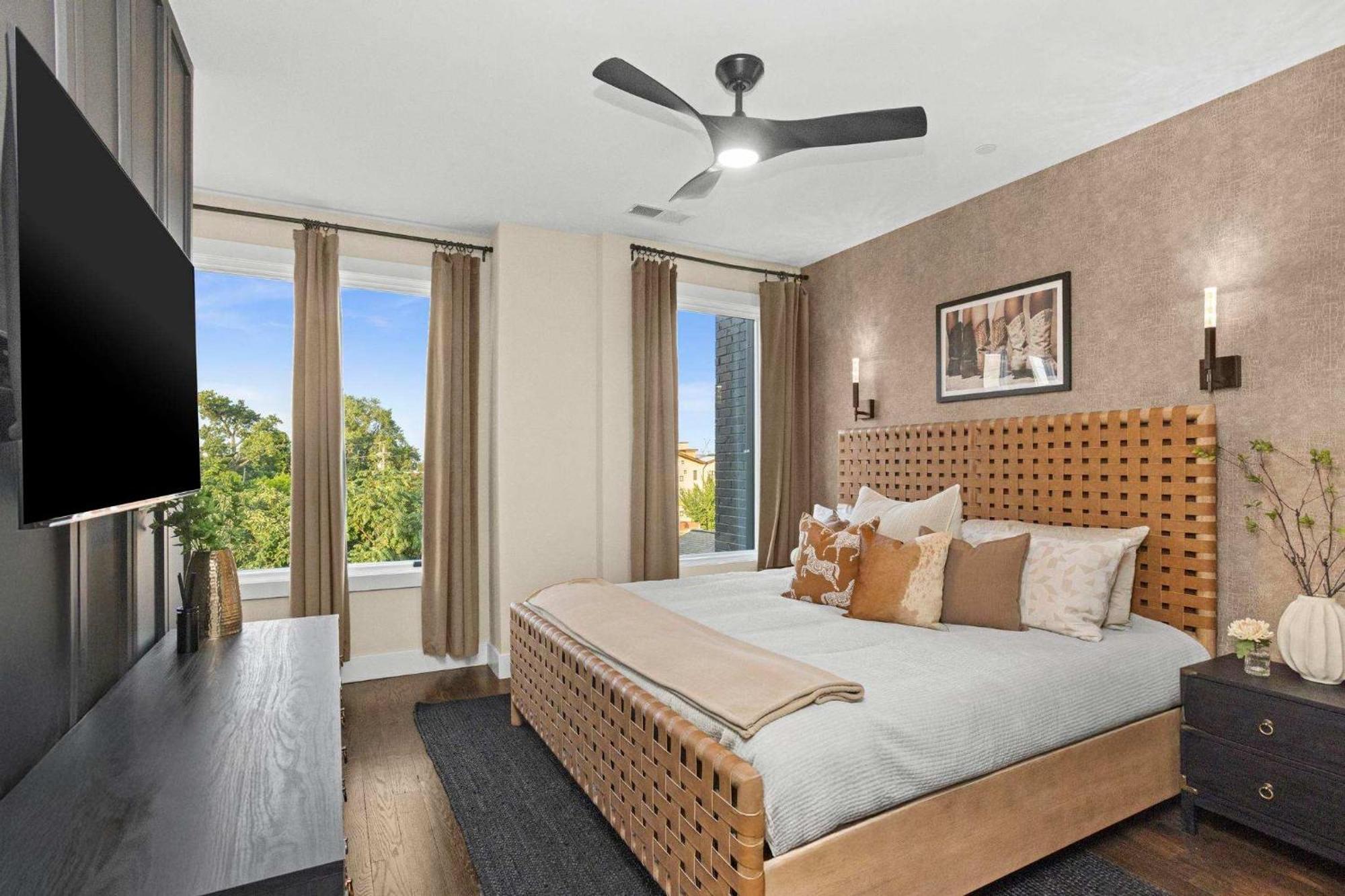 Downtown Views Glam Stations Close To Broadway