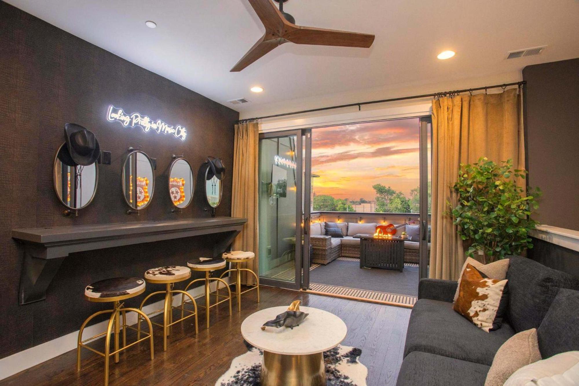 Downtown Views Glam Stations Close To Broadway Holiday home Nashville