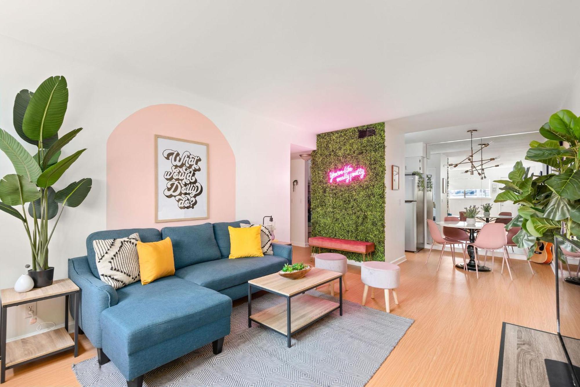 Cozy Country Legends Apt, Music Row Retreat *