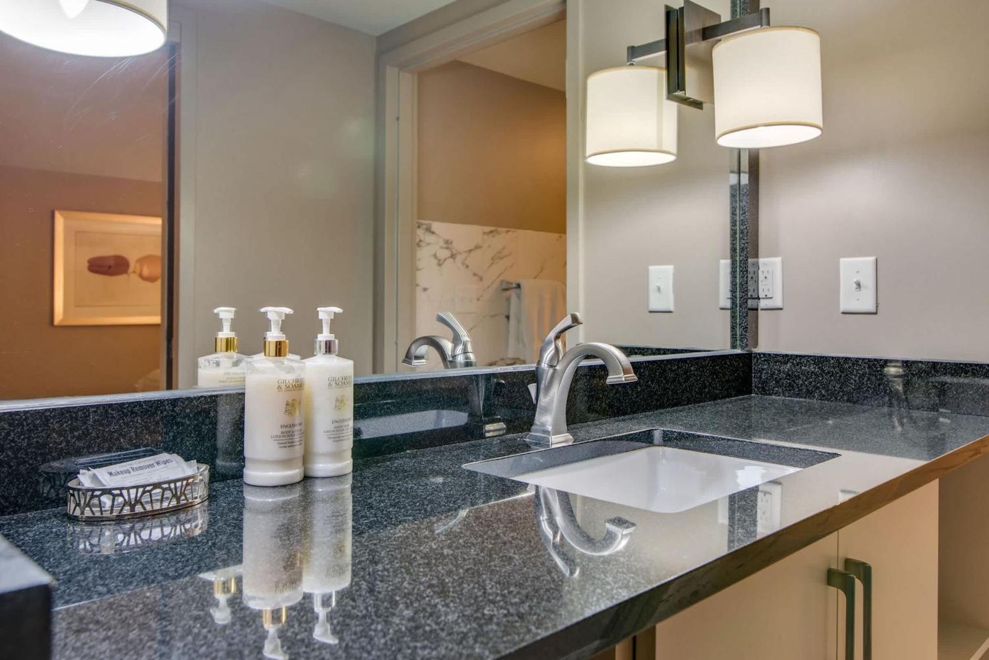 Charming Retreat For 2 Near Downtown & Broadway Apartment *