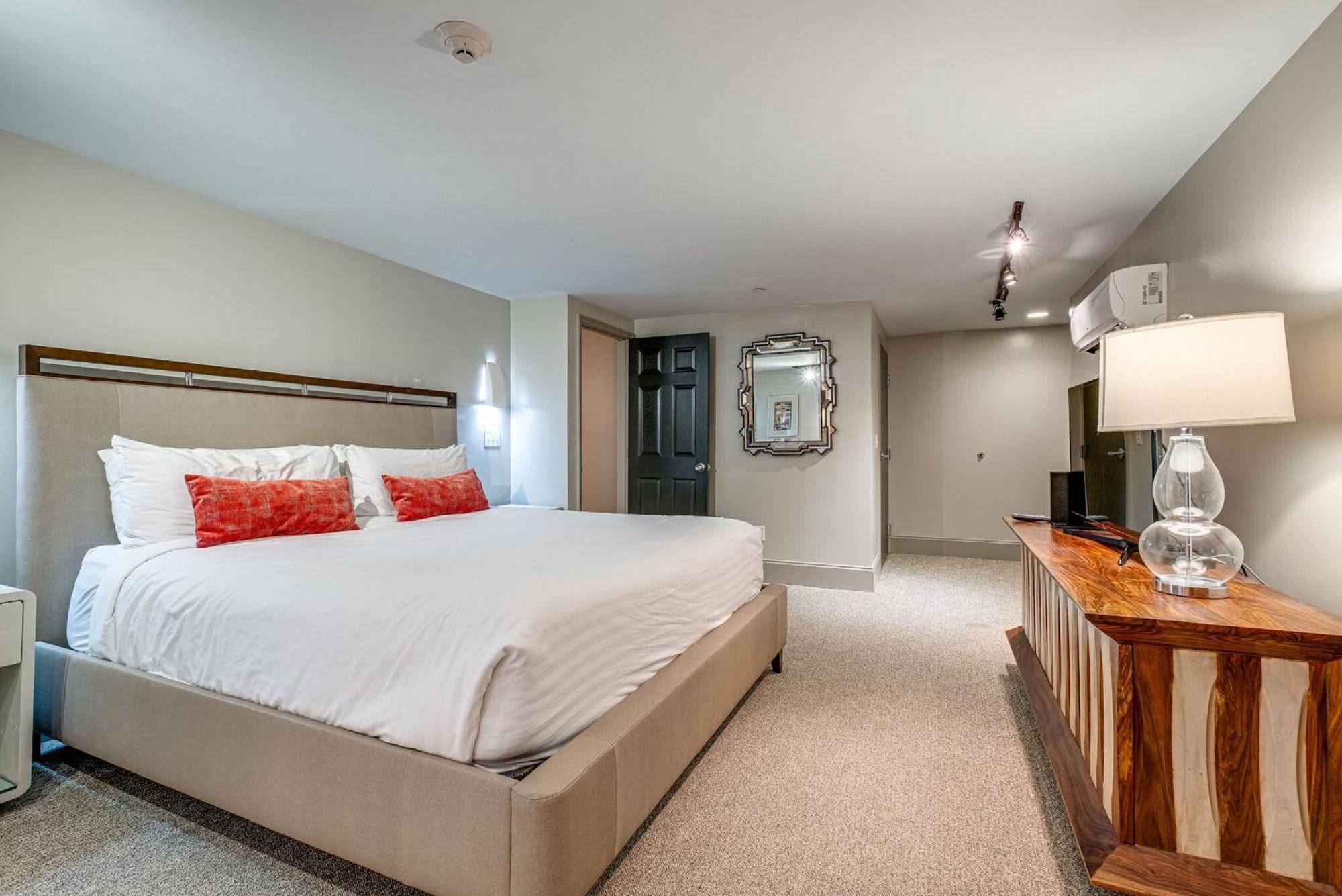 Charming For 4 In Family Dt Walk To Broadway Holiday home Nashville