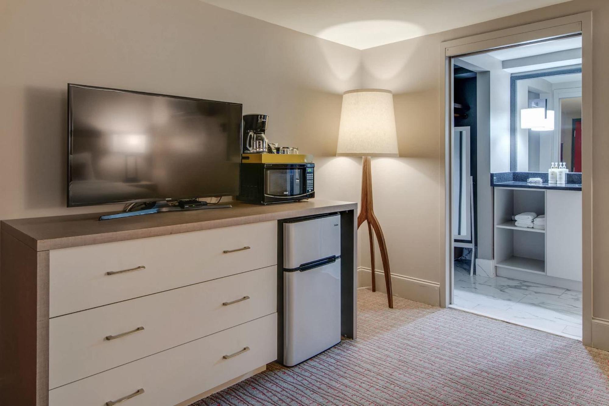 Charming Retreat For 2 Near Downtown & Broadway