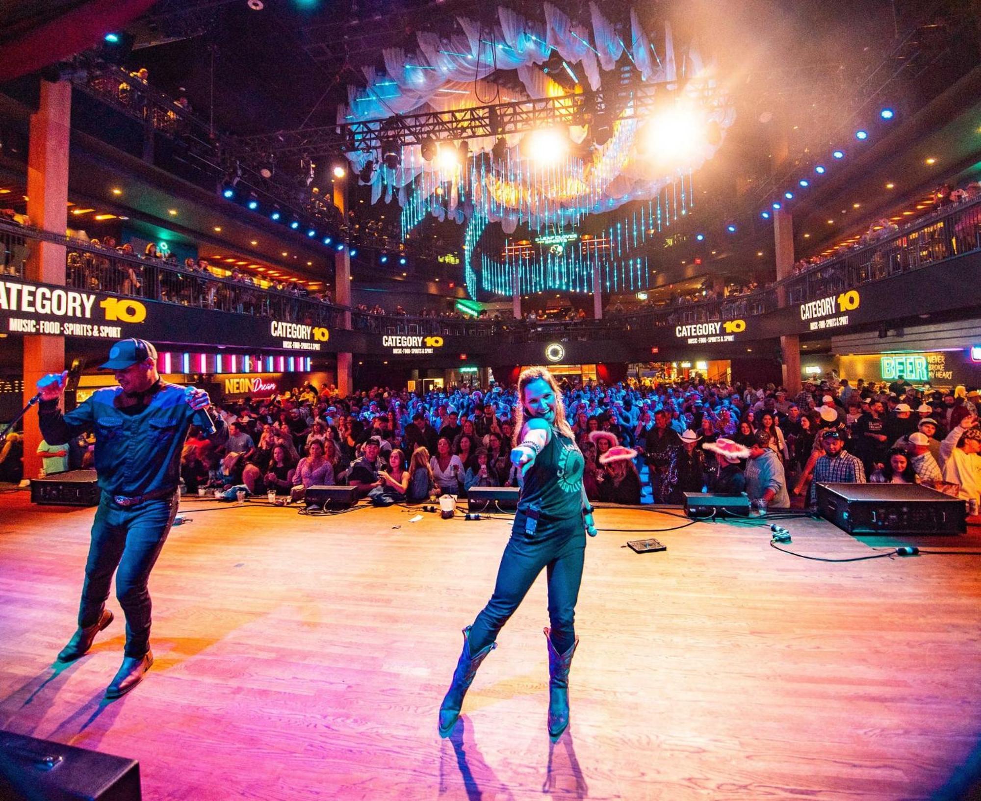 Luxurious Twin Homes In Germantown Holiday home