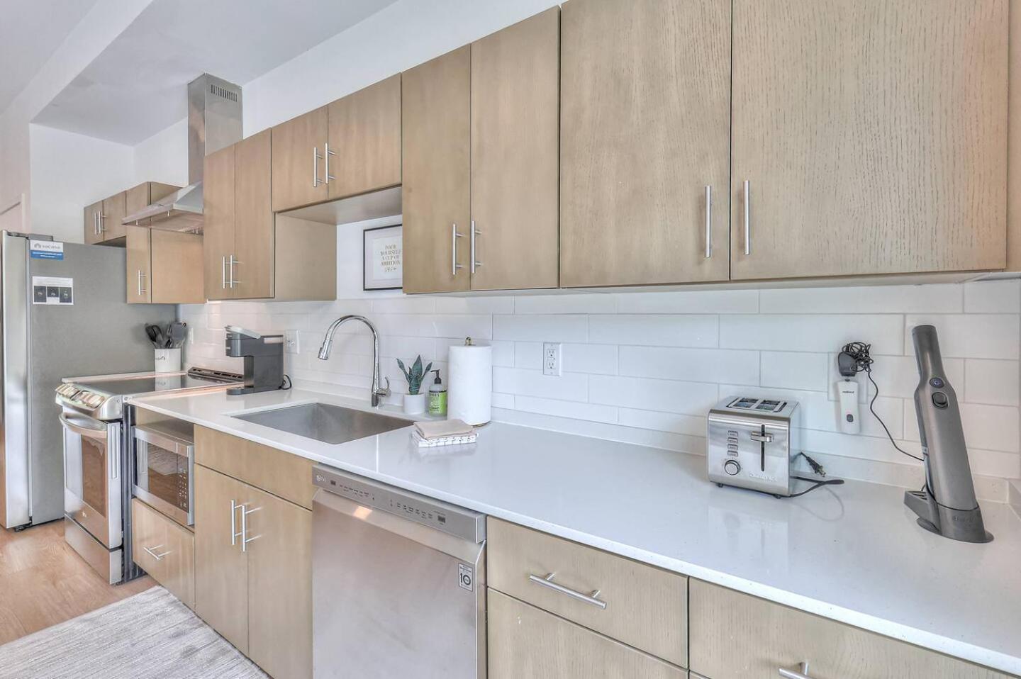 Amazing Downtown W Pool And Free Parking Apartment *