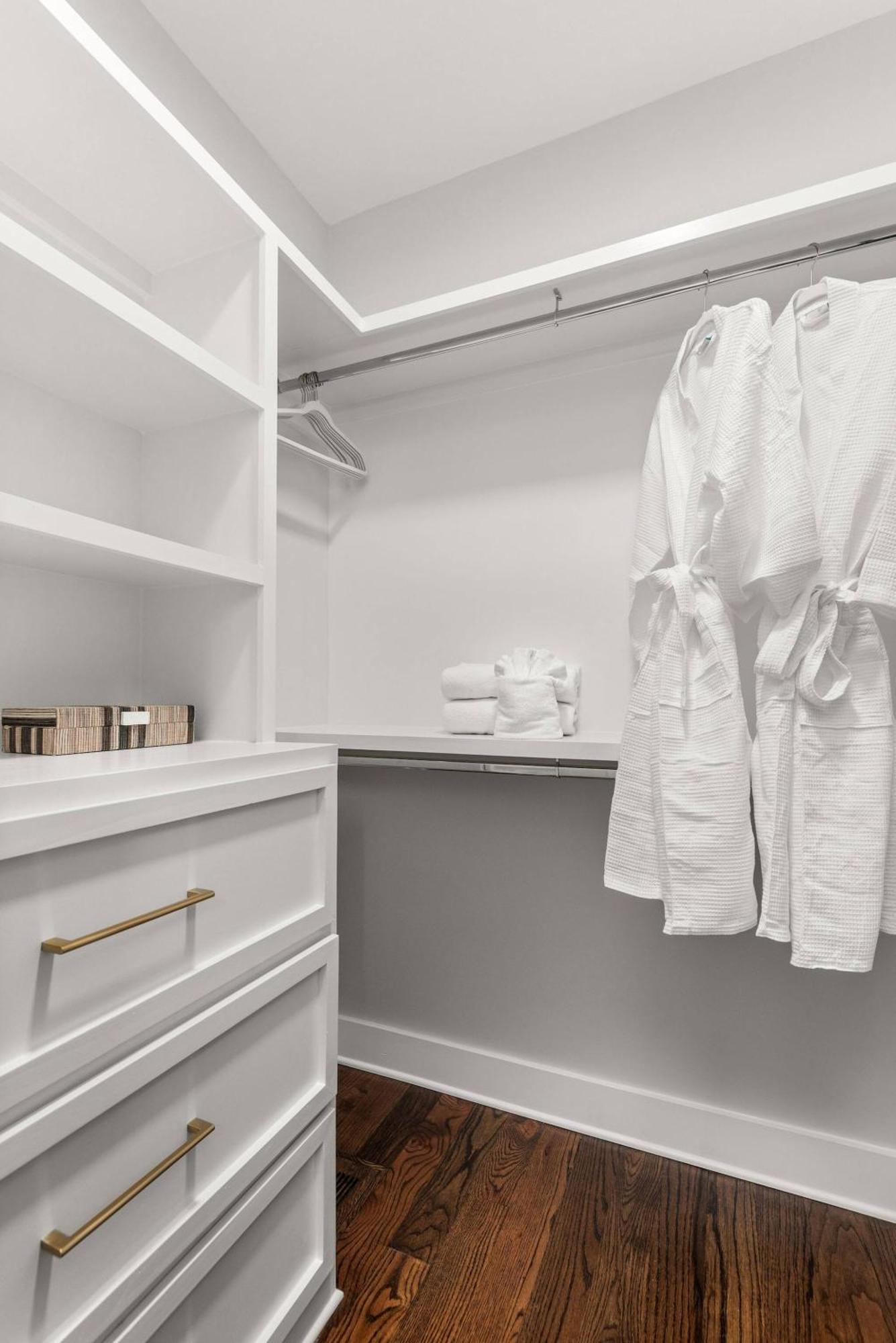 Hill House | Walk To Gulch! Sauna, Hot Tub, Gym! Holiday home